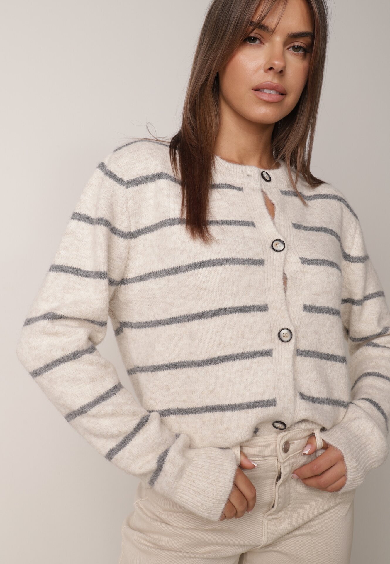 j&x Cardigan descheiat cu lână merinos și bumbac în dungi Kookti Bej deschis