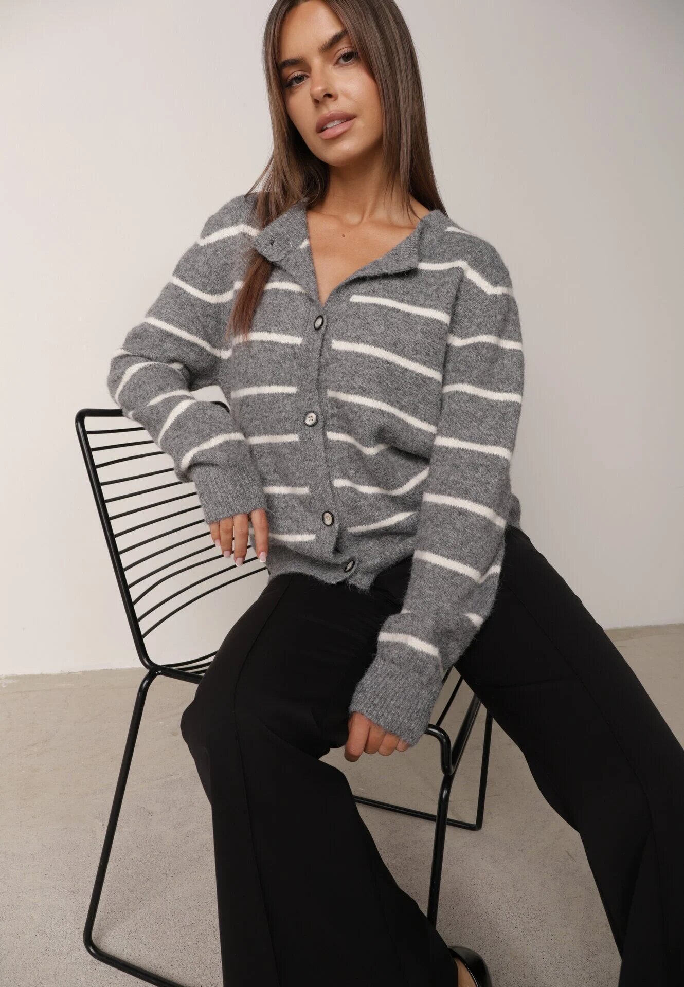j&x Cardigan descheiat cu lână merinos și bumbac în dungi Kookti Gri