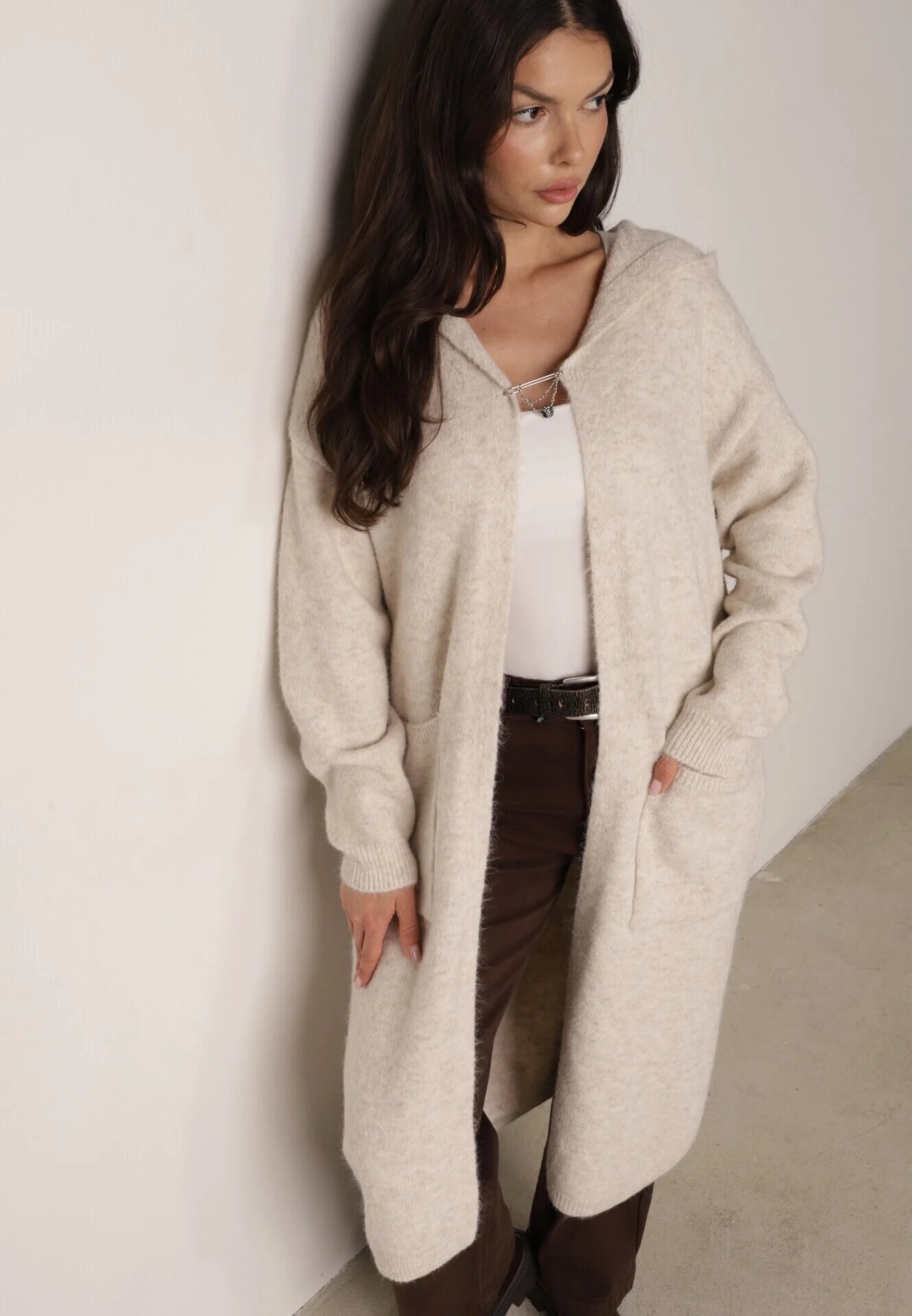 j&x Cardigan lung fără închidere cu lână cu glugă și broșă decorativă Saromia Bej