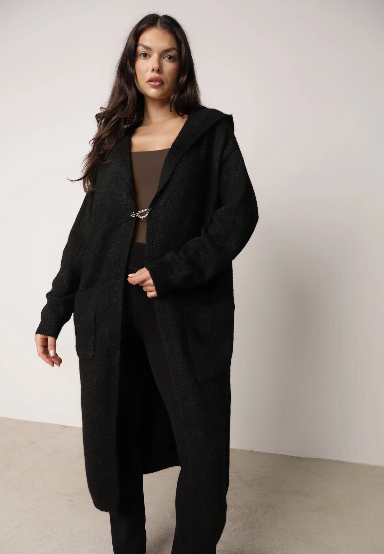 j&x Cardigan lung fără închidere cu lână cu glugă și broșă decorativă Saromia Negru