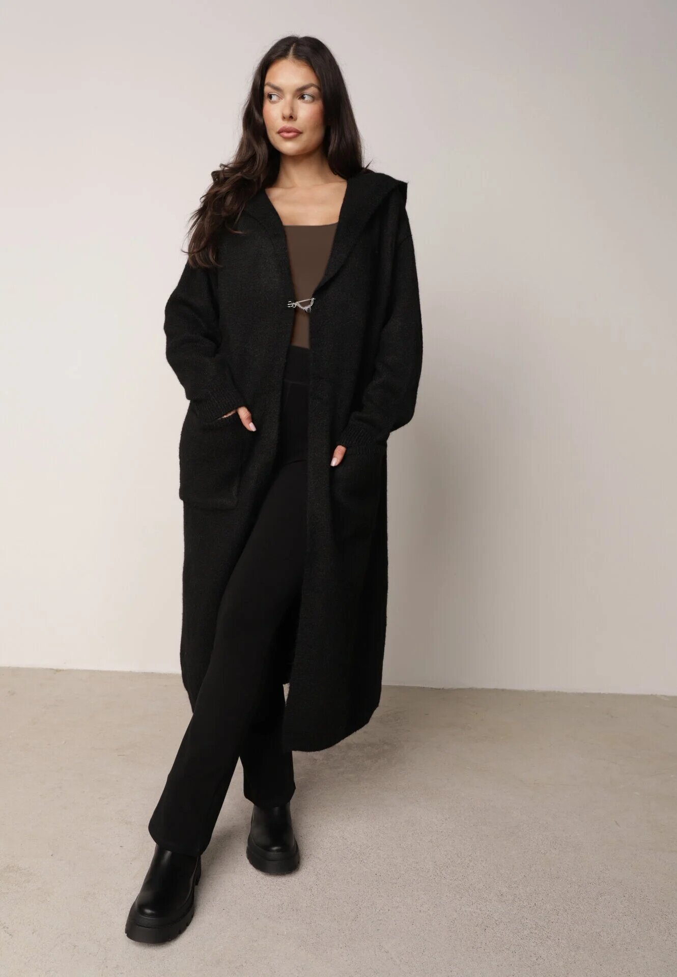 j&x Cardigan lung fără închidere cu lână cu glugă și broșă decorativă Saromia Negru