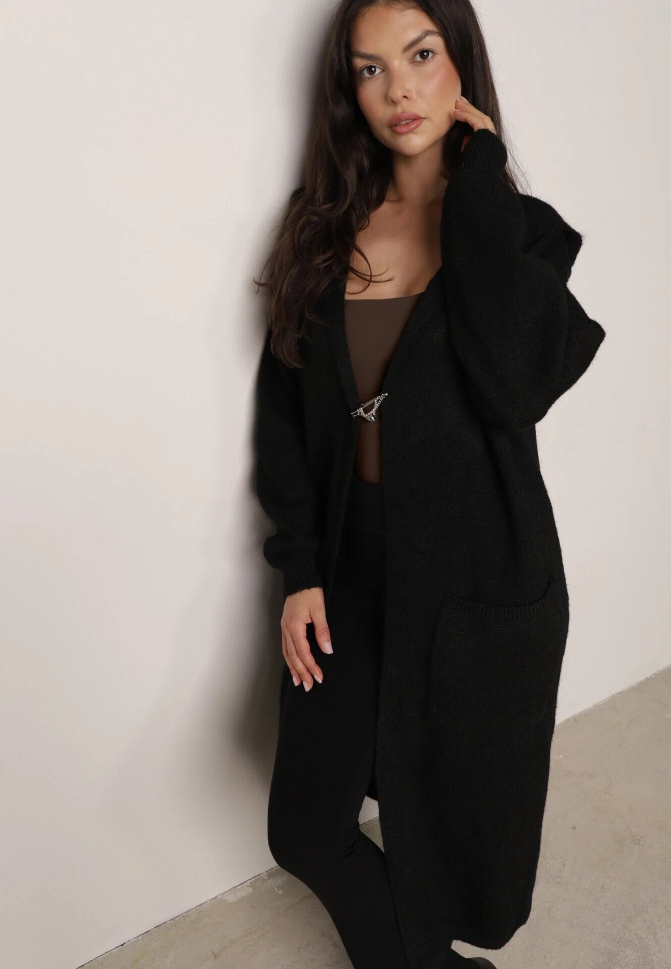 j&x Cardigan lung fără închidere cu lână cu glugă și broșă decorativă Saromia Negru