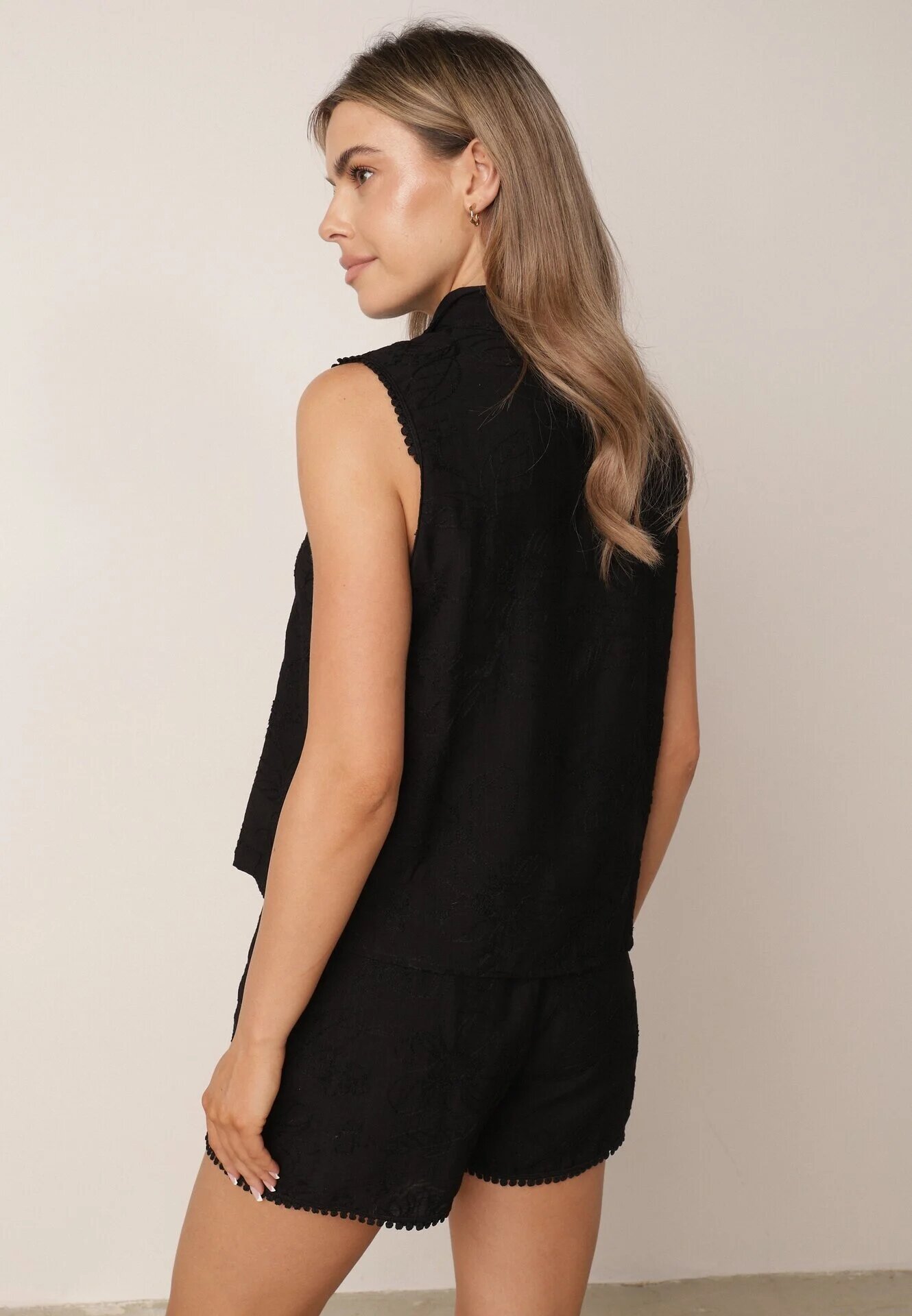 j&x Compleu brodat din viscoză cămașă fără mâneci și pantaloni scurți Samethe Negru