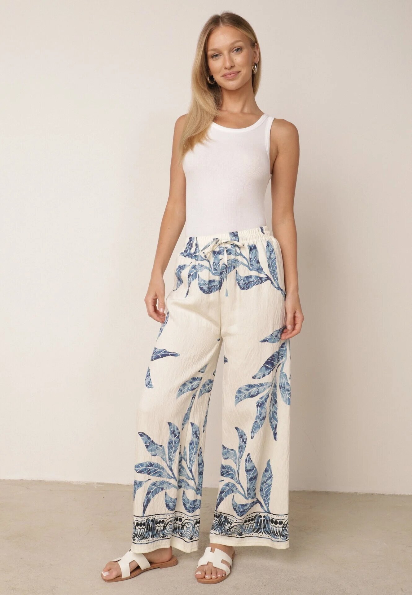 j&x Pantaloni din viscoză largi cu motiv floral Casual Nelinore Crem cu albastru
