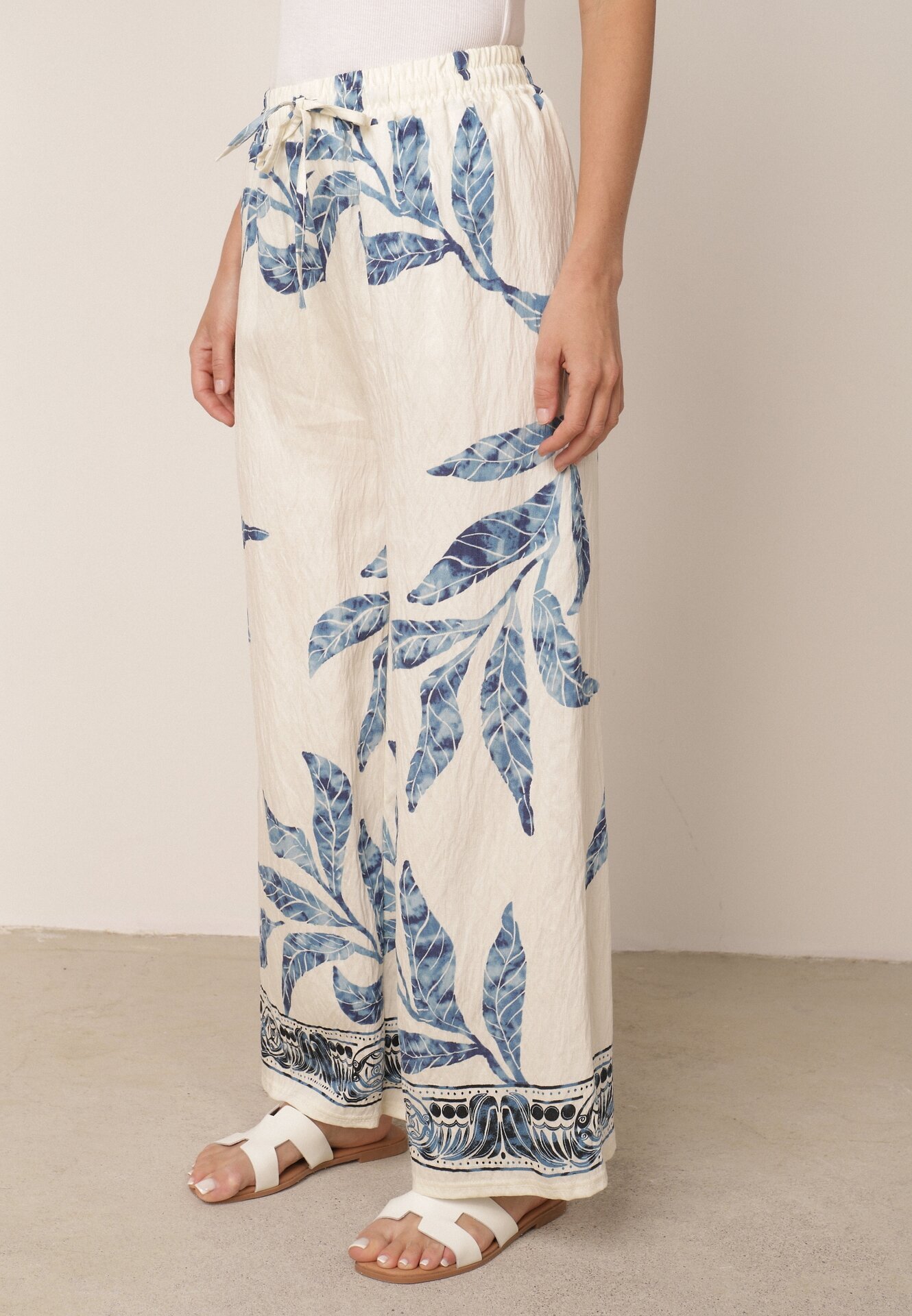 j&x Pantaloni din viscoză largi cu motiv floral Casual Nelinore Crem cu albastru
