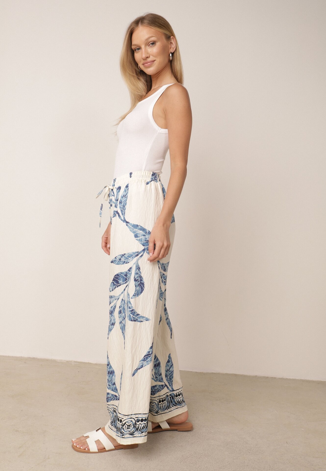 j&x Pantaloni din viscoză largi cu motiv floral Casual Nelinore Crem cu albastru