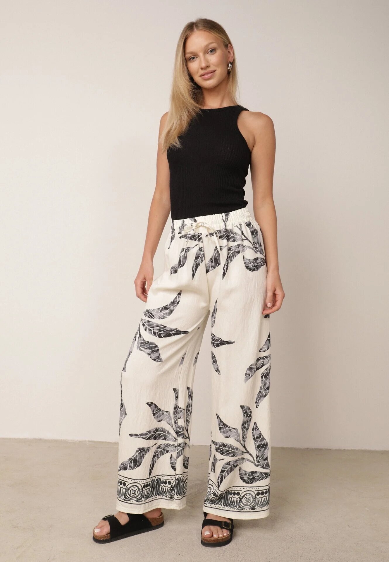 j&x Pantaloni din viscoză largi cu motiv floral Casual Nelinore Crem cu negru