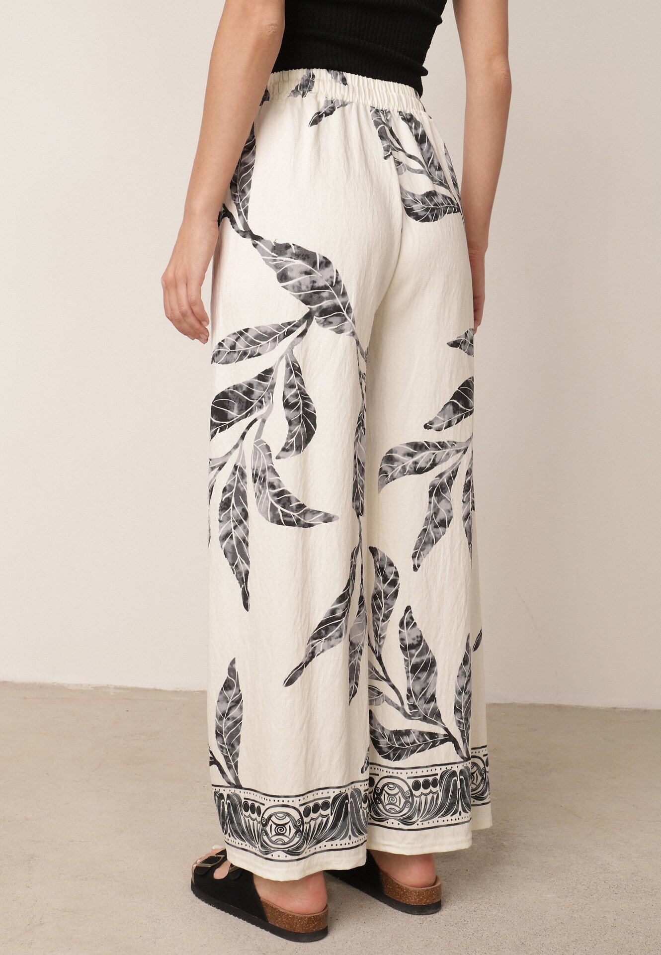 j&x Pantaloni din viscoză largi cu motiv floral Casual Nelinore Crem cu negru