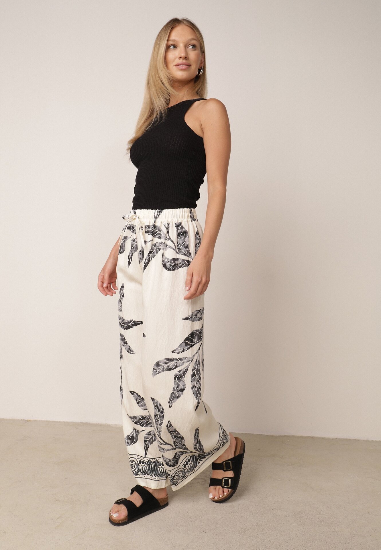 j&x Pantaloni din viscoză largi cu motiv floral Casual Nelinore Crem cu negru