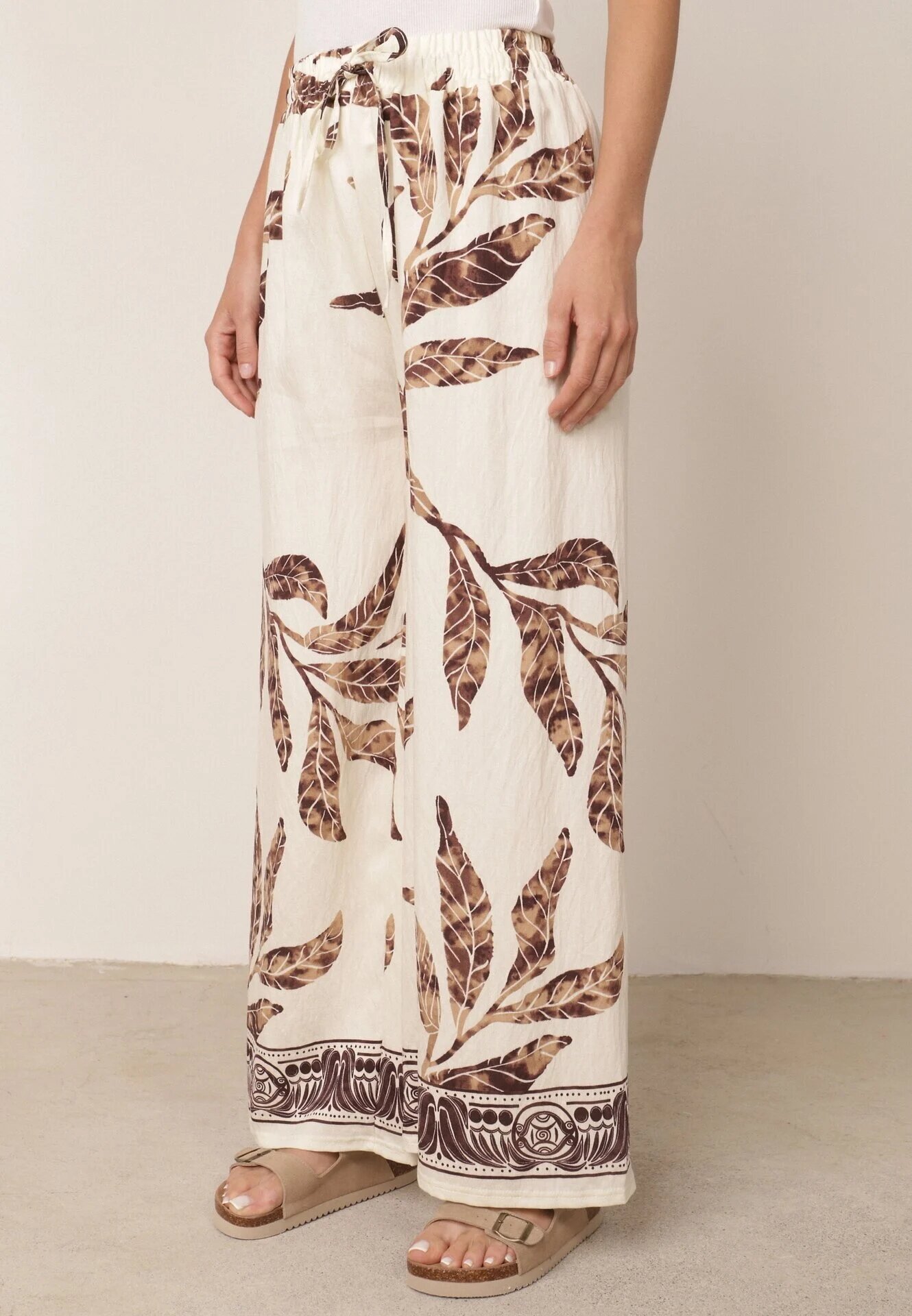 j&x Pantaloni din viscoză largi cu motiv floral Casual Nelinore Maro