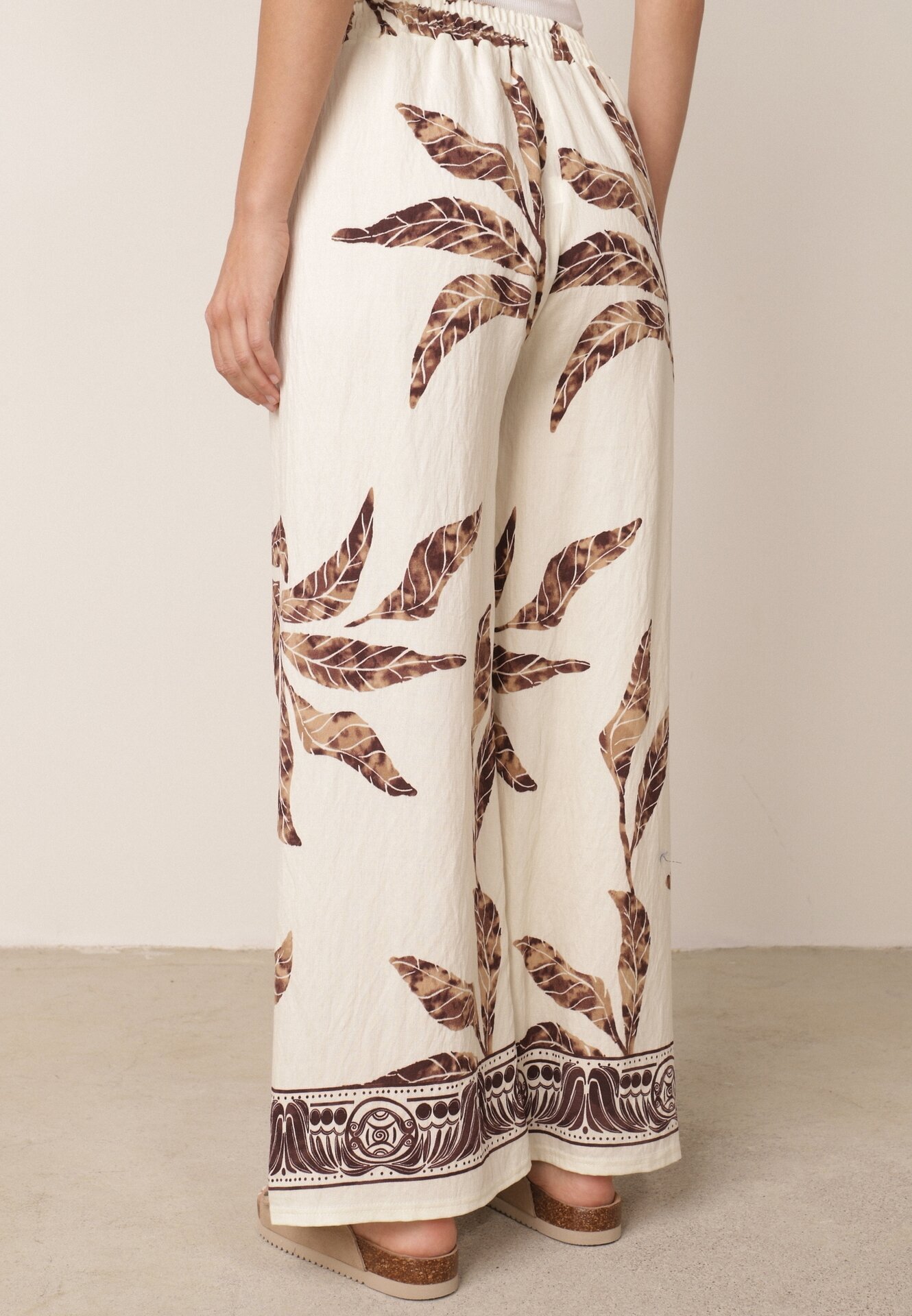 j&x Pantaloni din viscoză largi cu motiv floral Casual Nelinore Maro