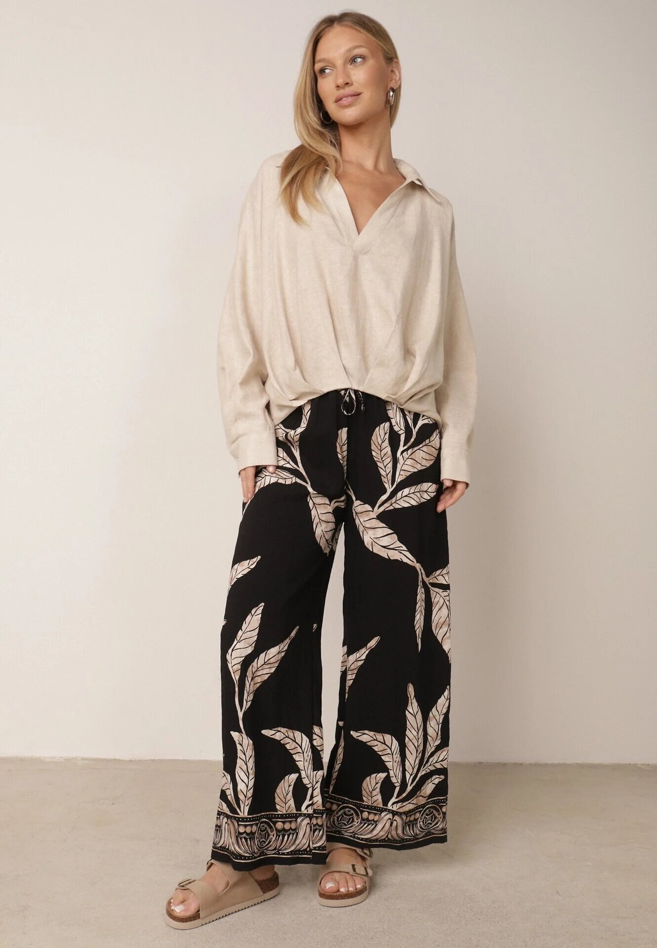 j&x Pantaloni din viscoză largi cu motiv floral Casual Nelinore Negri