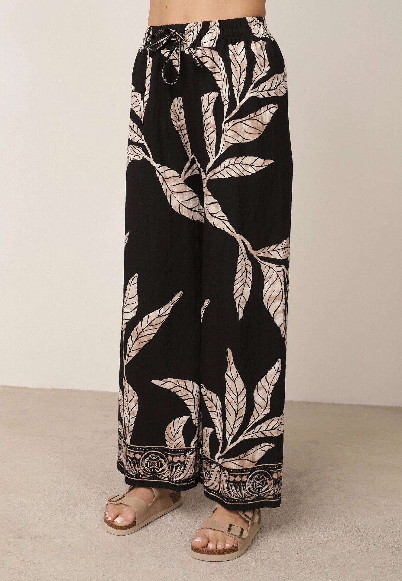 j&x Pantaloni din viscoză largi cu motiv floral Casual Nelinore Negri