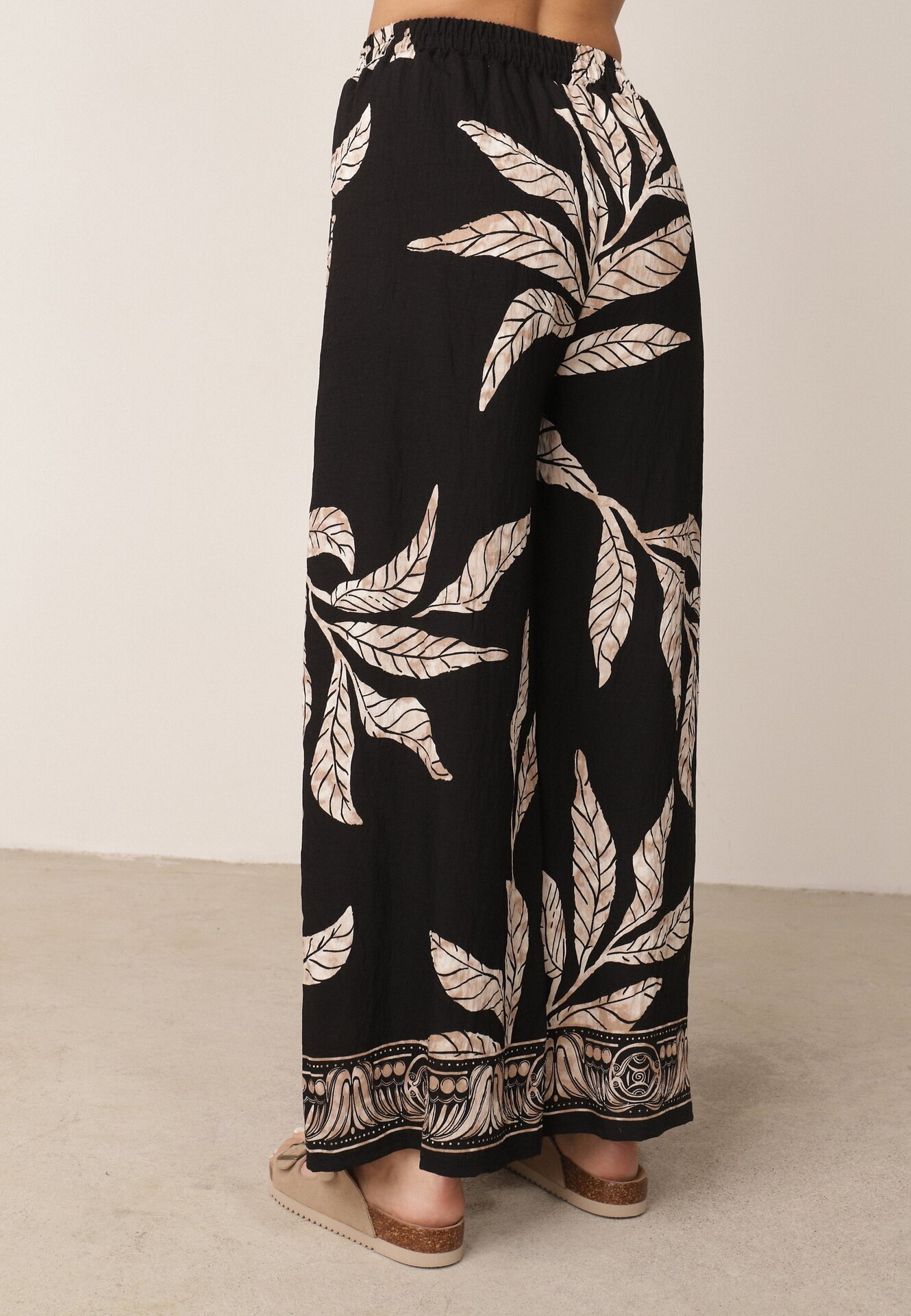 j&x Pantaloni din viscoză largi cu motiv floral Casual Nelinore Negri