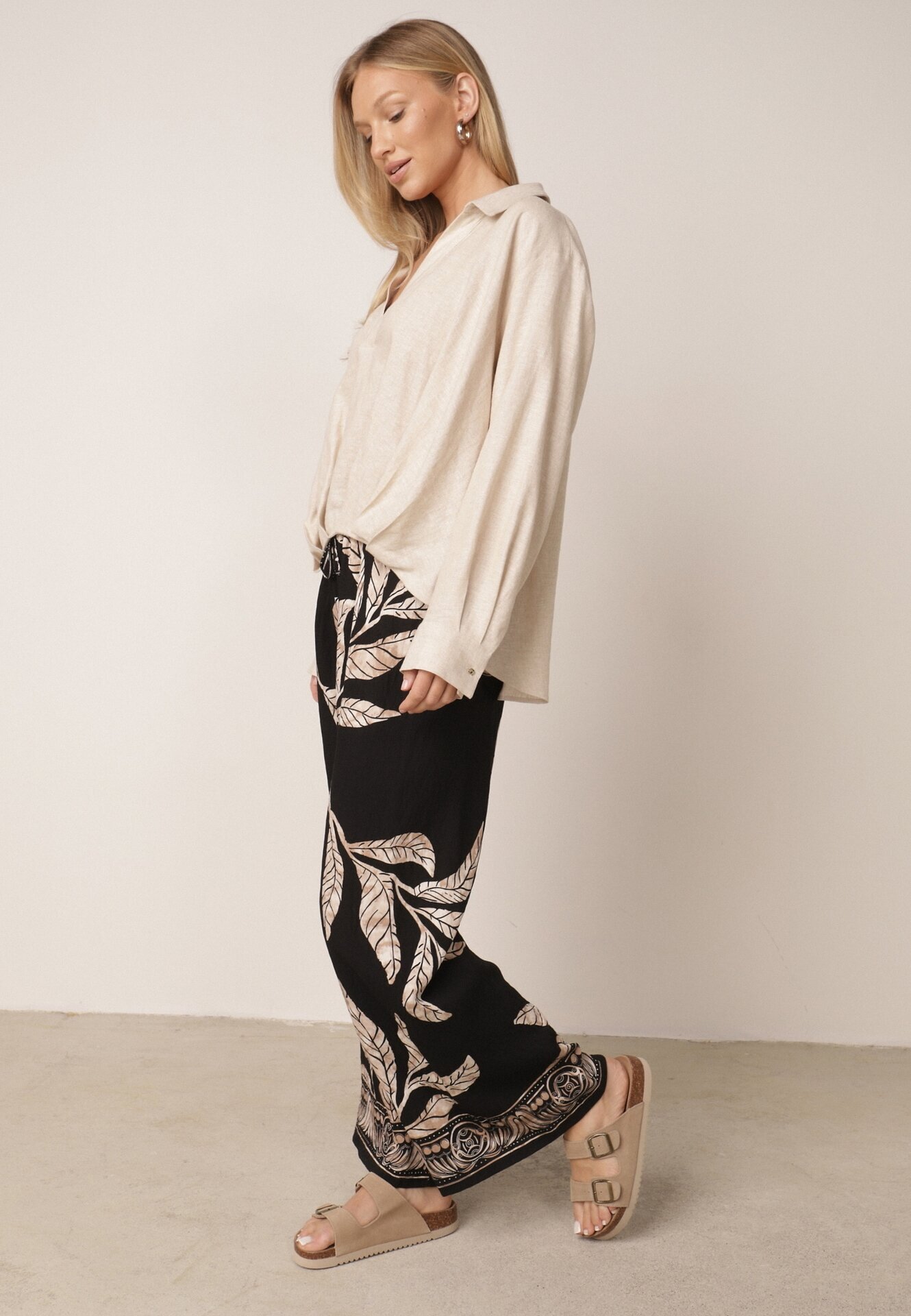 j&x Pantaloni din viscoză largi cu motiv floral Casual Nelinore Negri