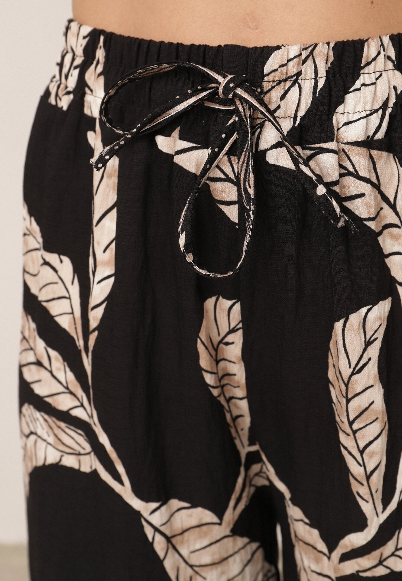 j&x Pantaloni din viscoză largi cu motiv floral Casual Nelinore Negri