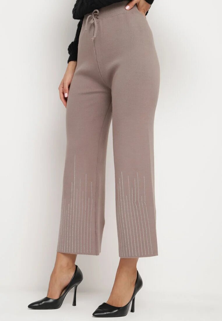 j&x Pantaloni maro deschis largi cu talie înaltă și elastic în talie decorați cu strasuri Saviane