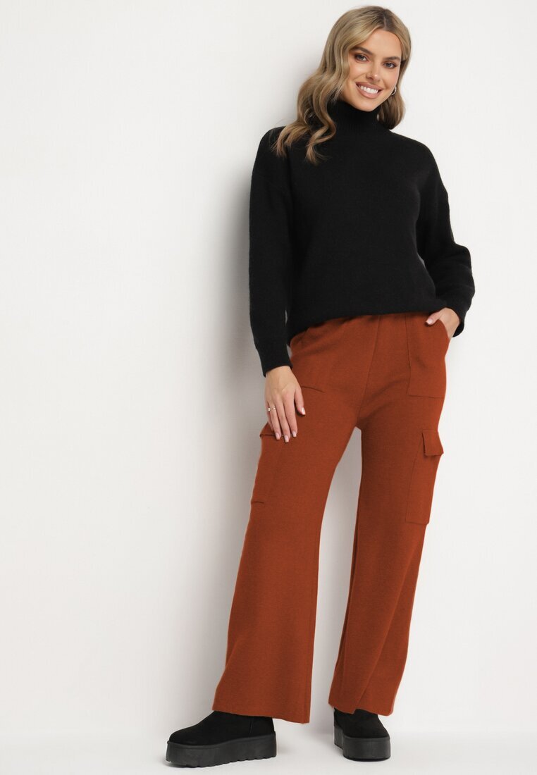 j&x Pantaloni Maro Tricotați cu croială largă cu elastic în talie și buzunare Emarissea