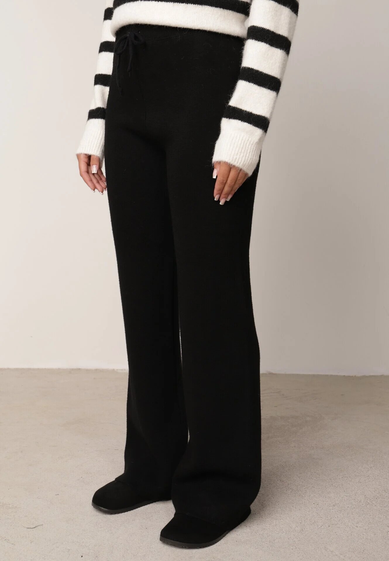 j&x Pantaloni negri căptușiți din tricot cu croi larg Miorea
