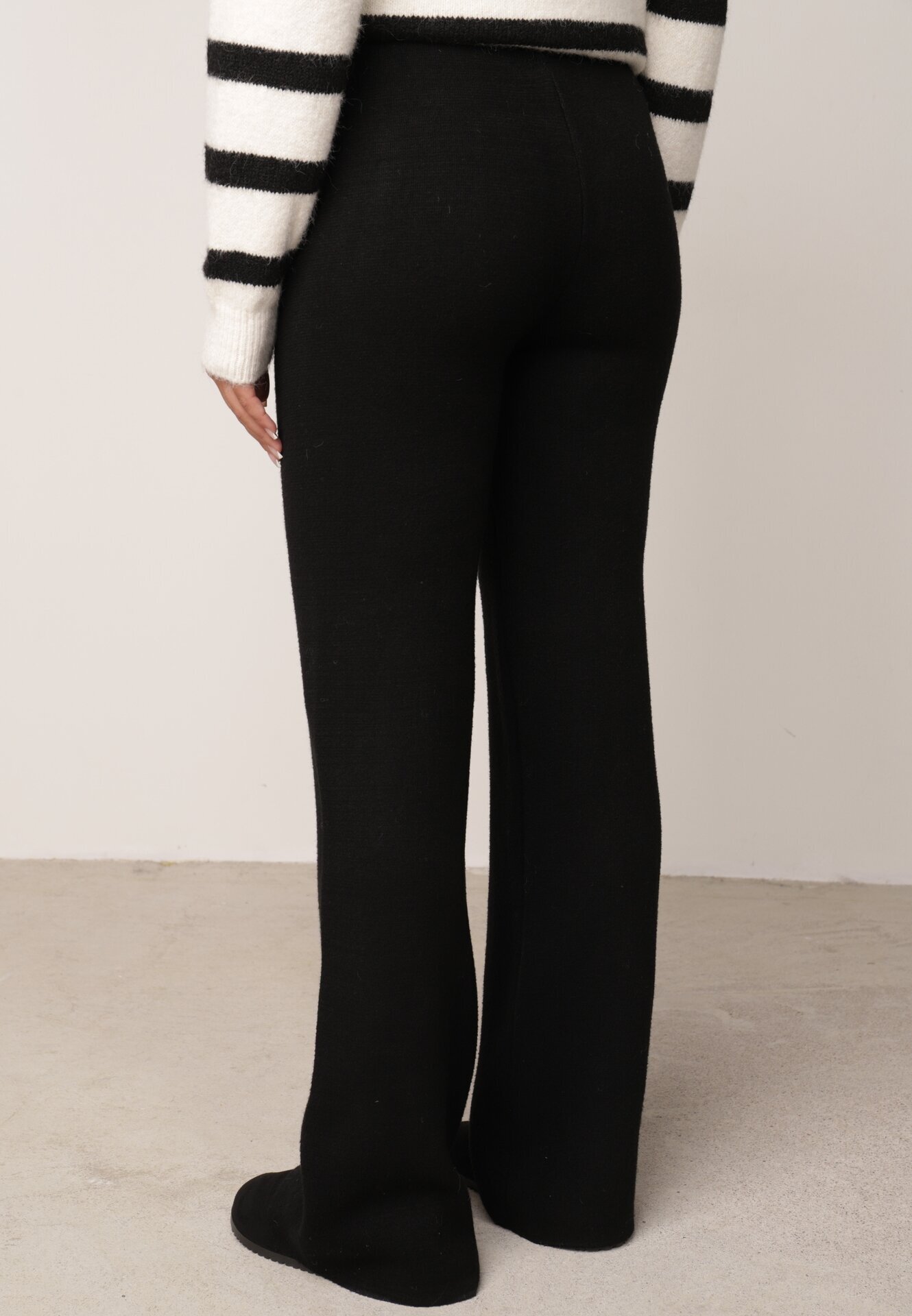 j&x Pantaloni negri căptușiți din tricot cu croi larg Miorea