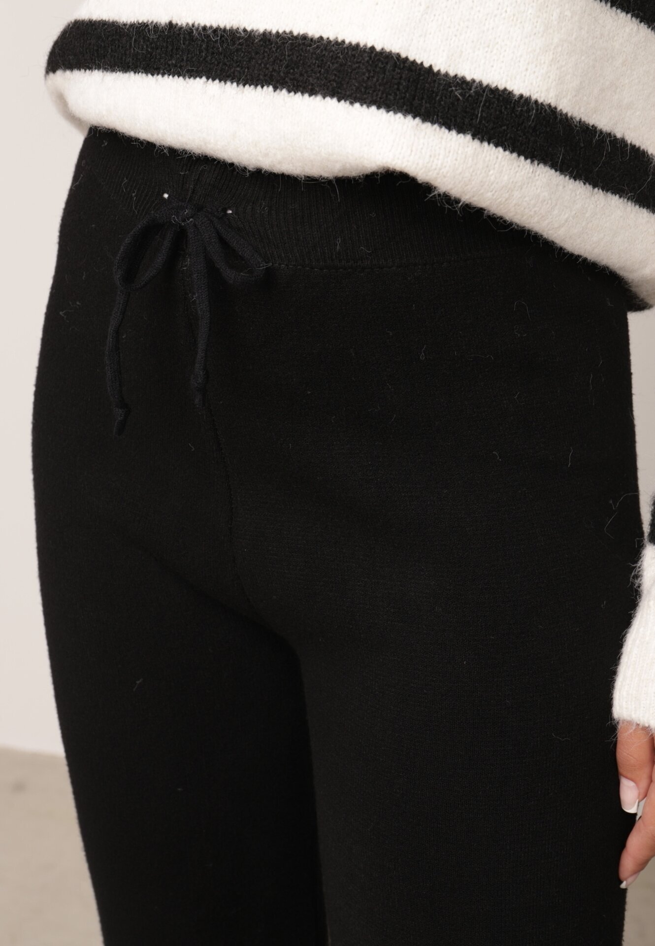 j&x Pantaloni negri căptușiți din tricot cu croi larg Miorea