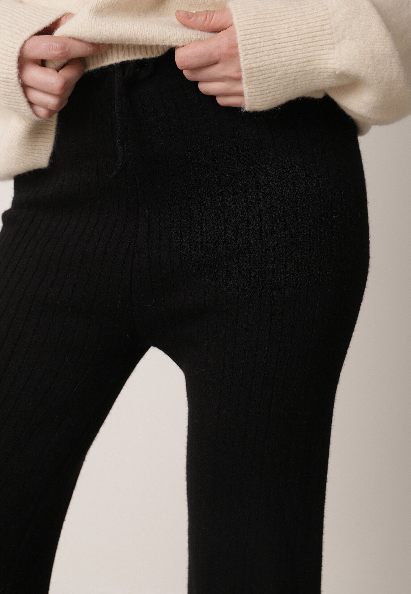 j&x Pantaloni Negri Reiați din Lână cu Croi Larg cu Talie Înaltă Reinnia