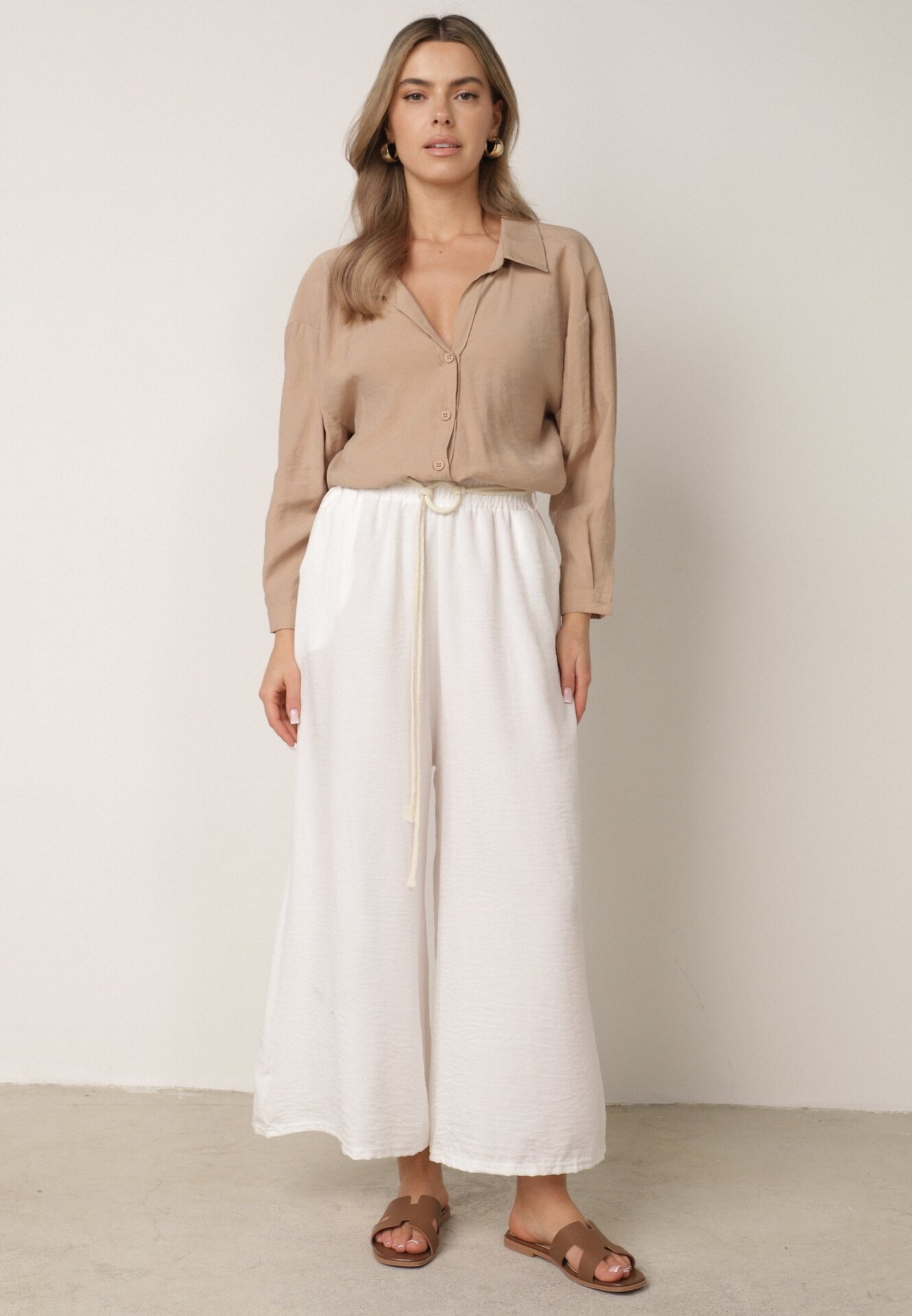 j&x Pantaloni palazzo largi din vâscoză cu talie înaltă și șnur Calamia Albi