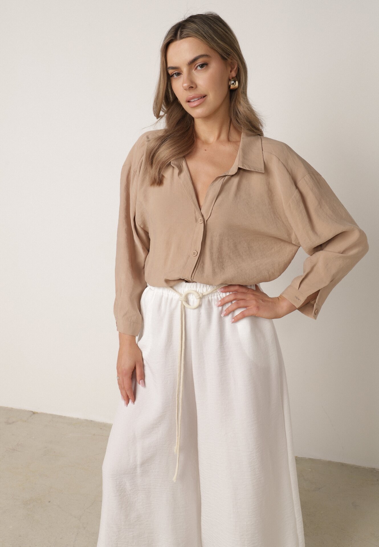j&x Pantaloni palazzo largi din vâscoză cu talie înaltă și șnur Calamia Albi