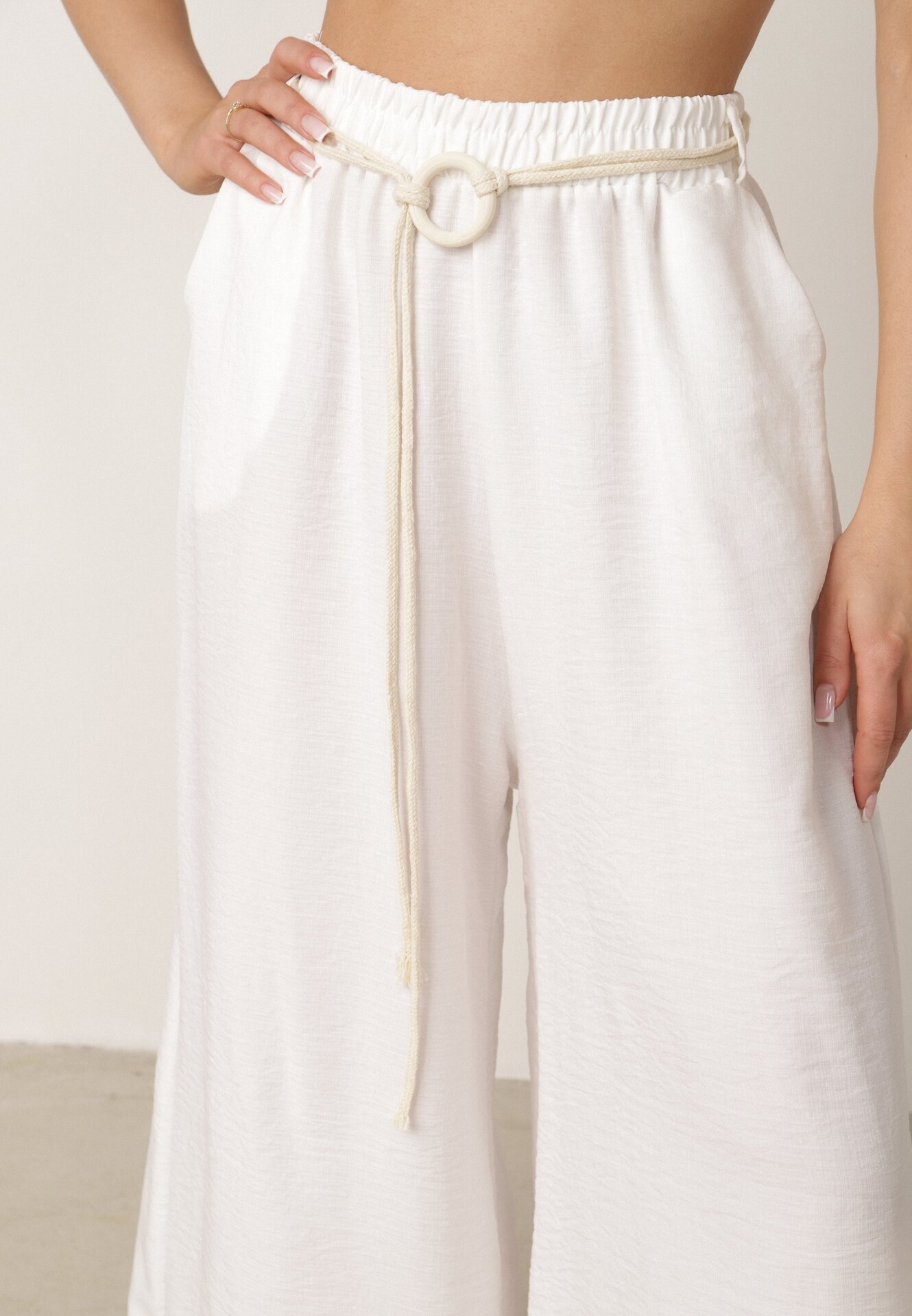 j&x Pantaloni palazzo largi din vâscoză cu talie înaltă și șnur Calamia Albi