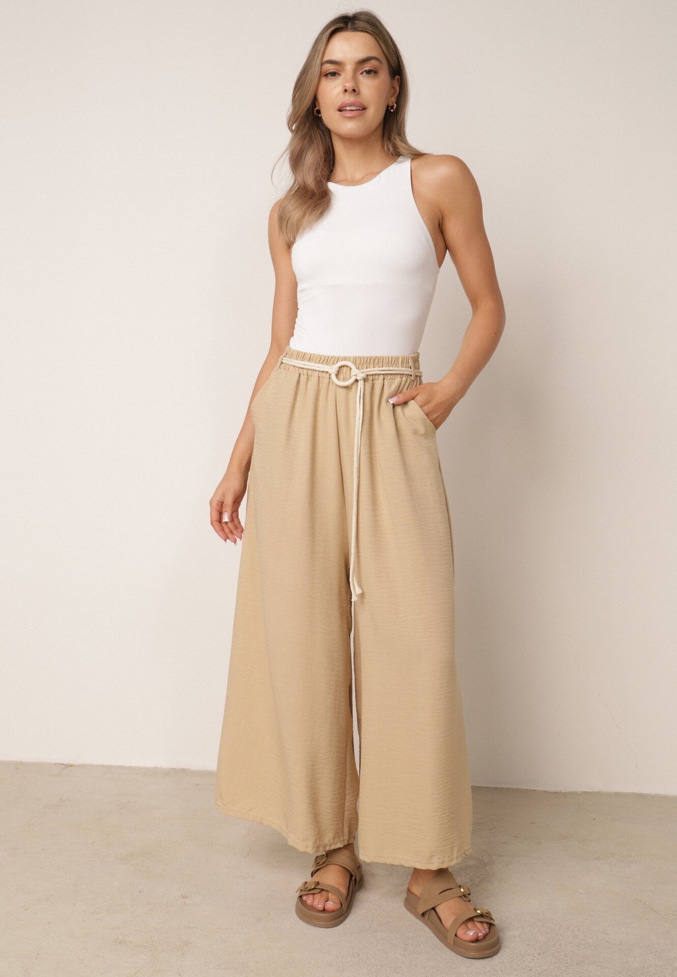 j&x Pantaloni palazzo largi din vâscoză cu talie înaltă și șnur Calamia Bej