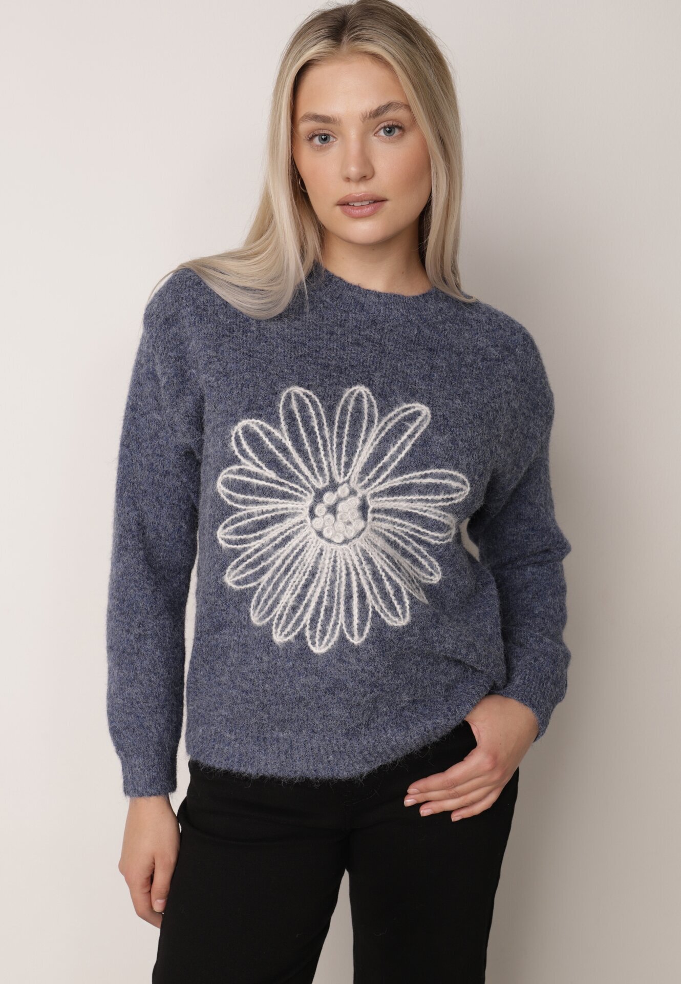 j&x Pulover din bumbac și lână decorat cu broderie florală în față Deta Bleumarin