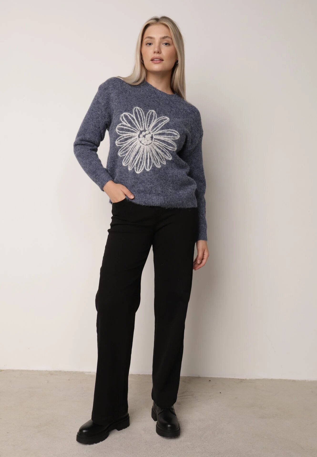 j&x Pulover din bumbac și lână decorat cu broderie florală în față Deta Bleumarin