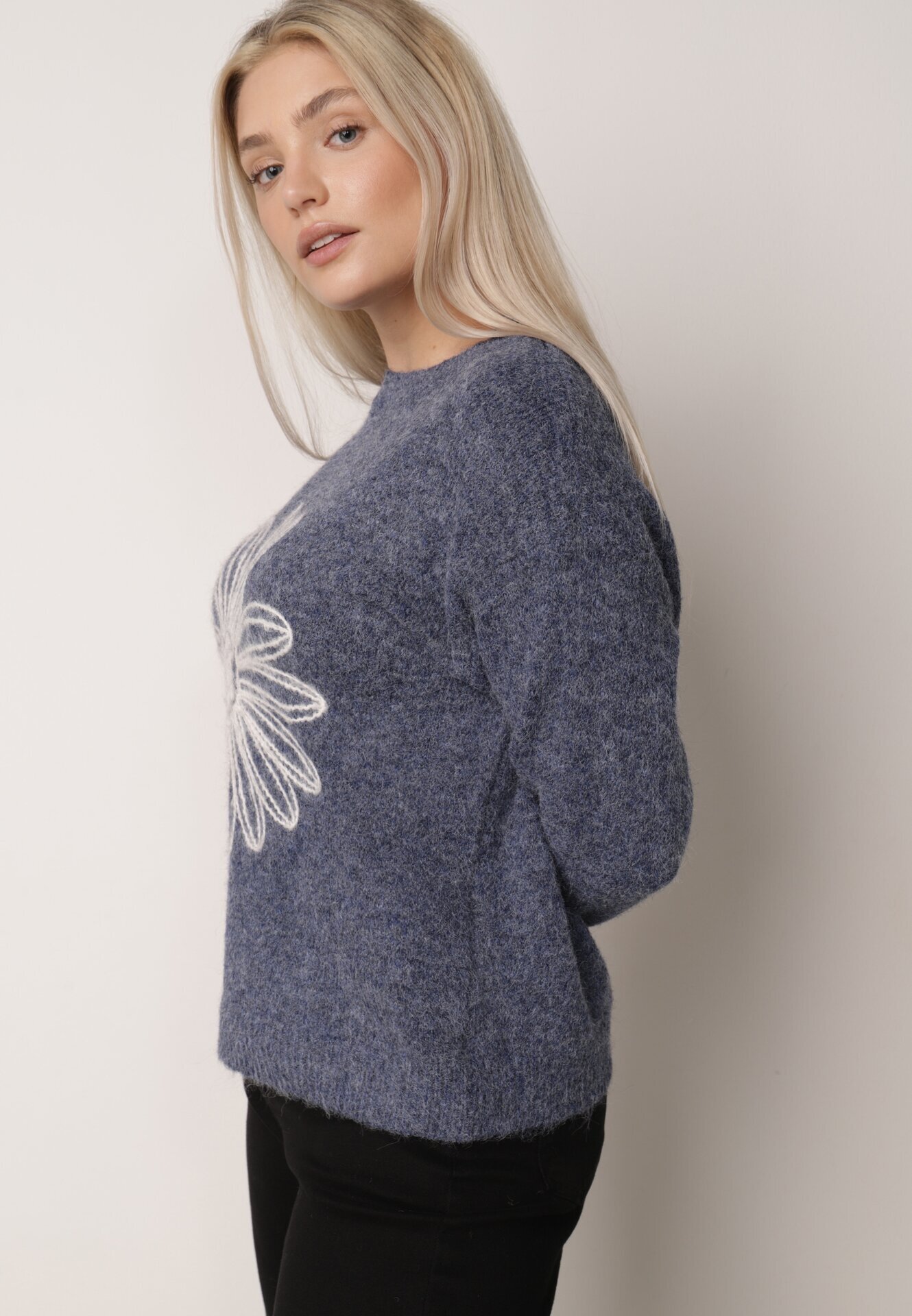 j&x Pulover din bumbac și lână decorat cu broderie florală în față Deta Bleumarin
