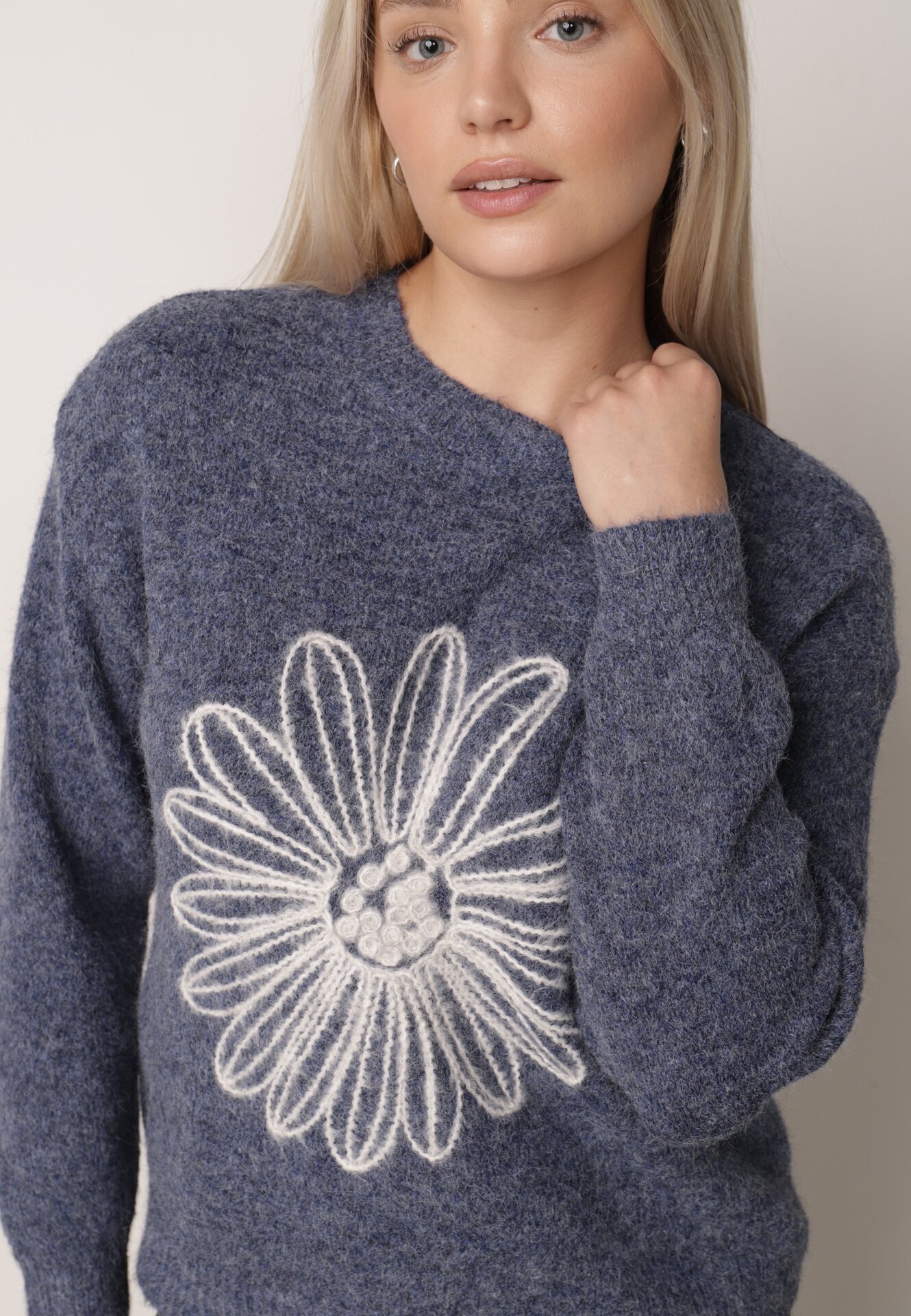 j&x Pulover din bumbac și lână decorat cu broderie florală în față Deta Bleumarin