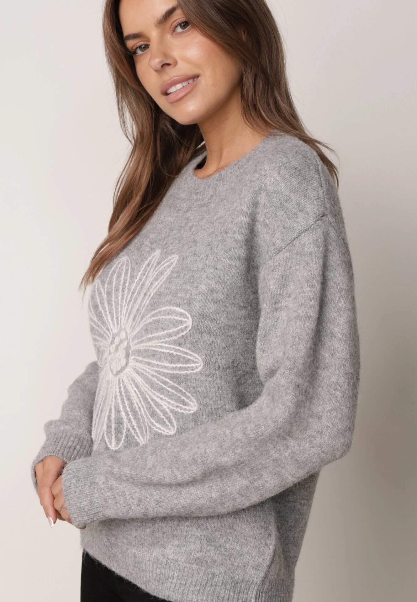 j&x Pulover din bumbac și lână decorat cu broderie florală în față Deta Gri