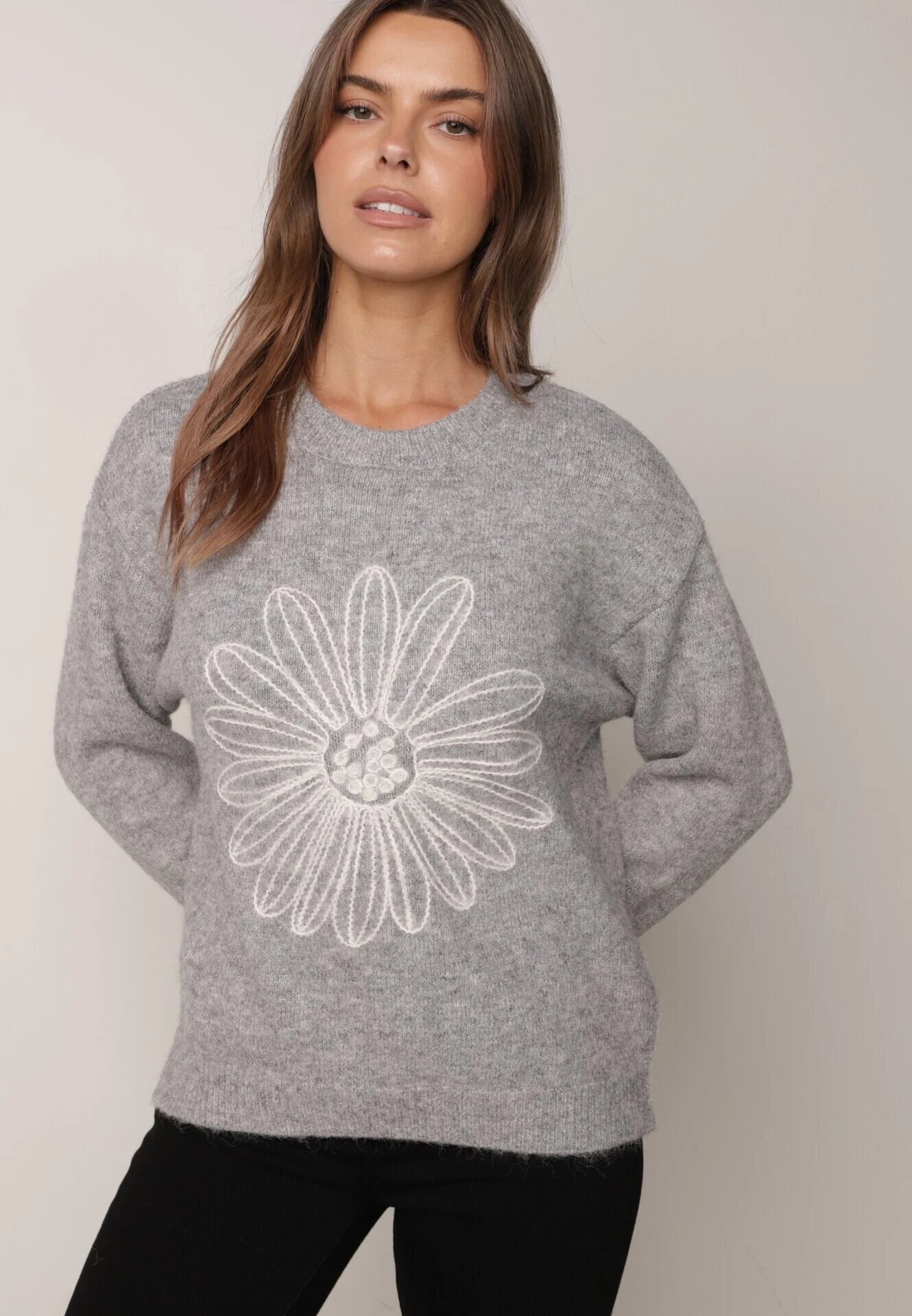 j&x Pulover din bumbac și lână decorat cu broderie florală în față Deta Gri