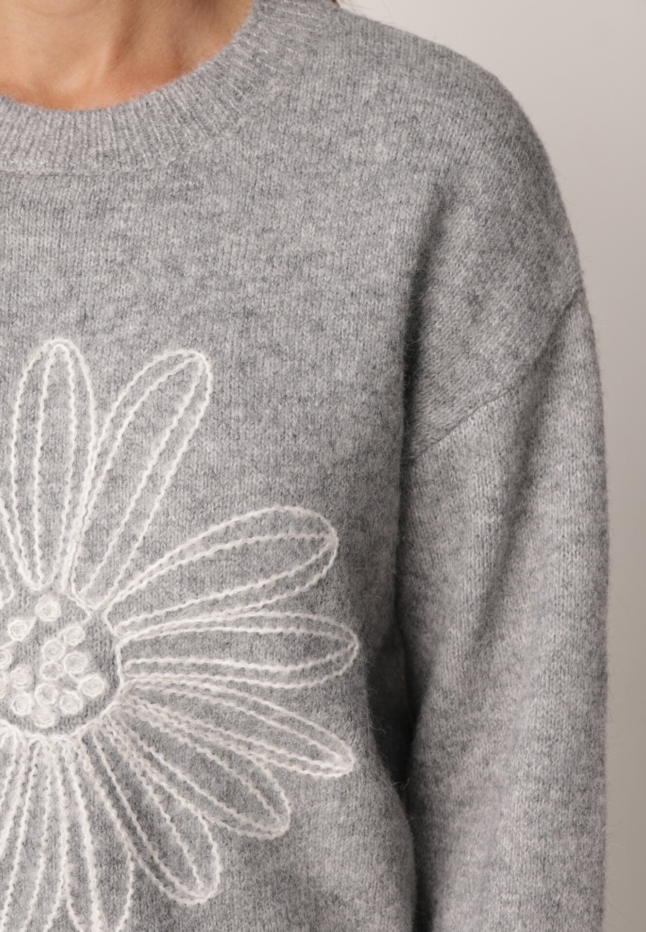 j&x Pulover din bumbac și lână decorat cu broderie florală în față Deta Gri