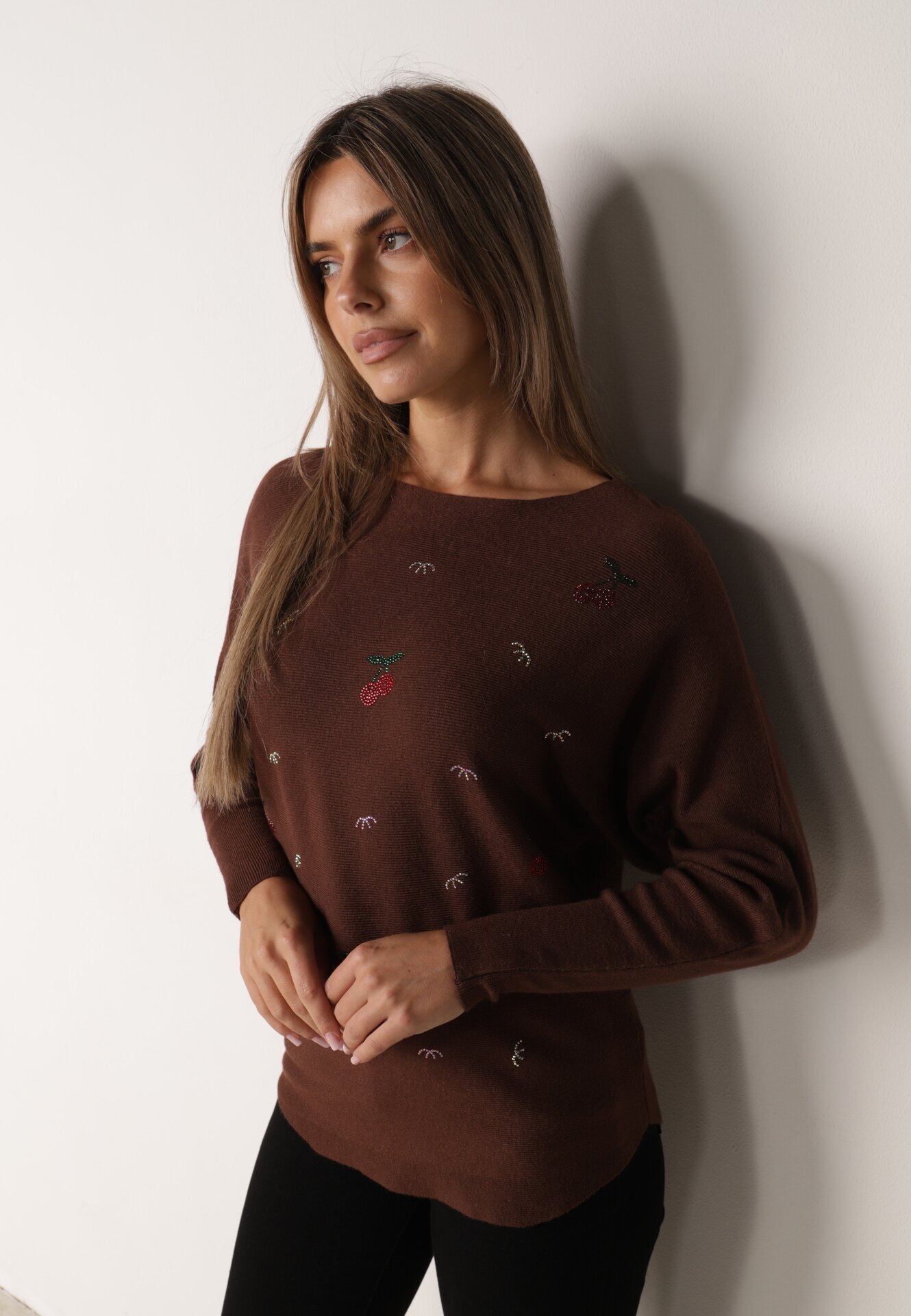 j&x Pulover din viscoză cu cireașe și zirconii Patin Bej Maro