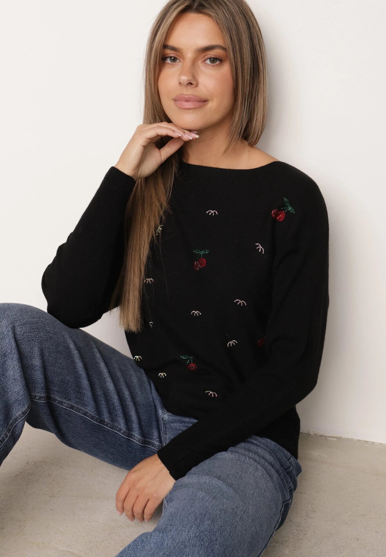 j&x Pulover din viscoză cu cireașe și zirconii Patin Bej Negru