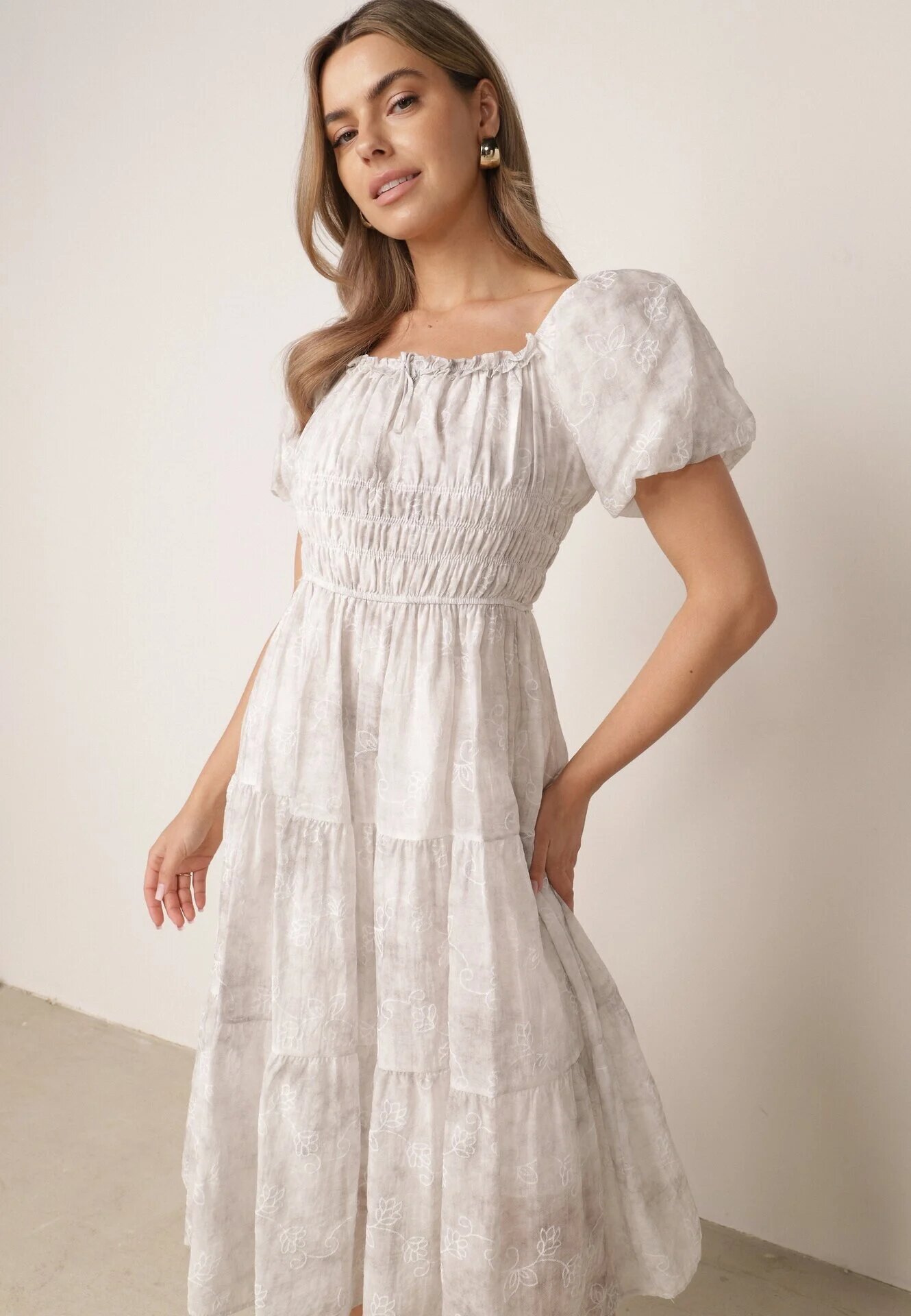 j&x Rochie brodată tip hispanică din vâscoză cu mâneci bufante Evina Gri deschis