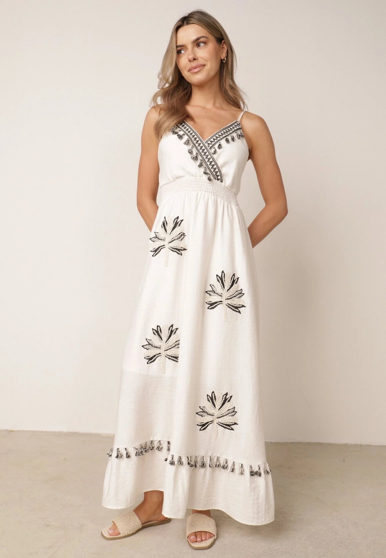 j&x Rochie evazată din amestec de in cu bretele decorată cu ciucuri Nellerin Albă