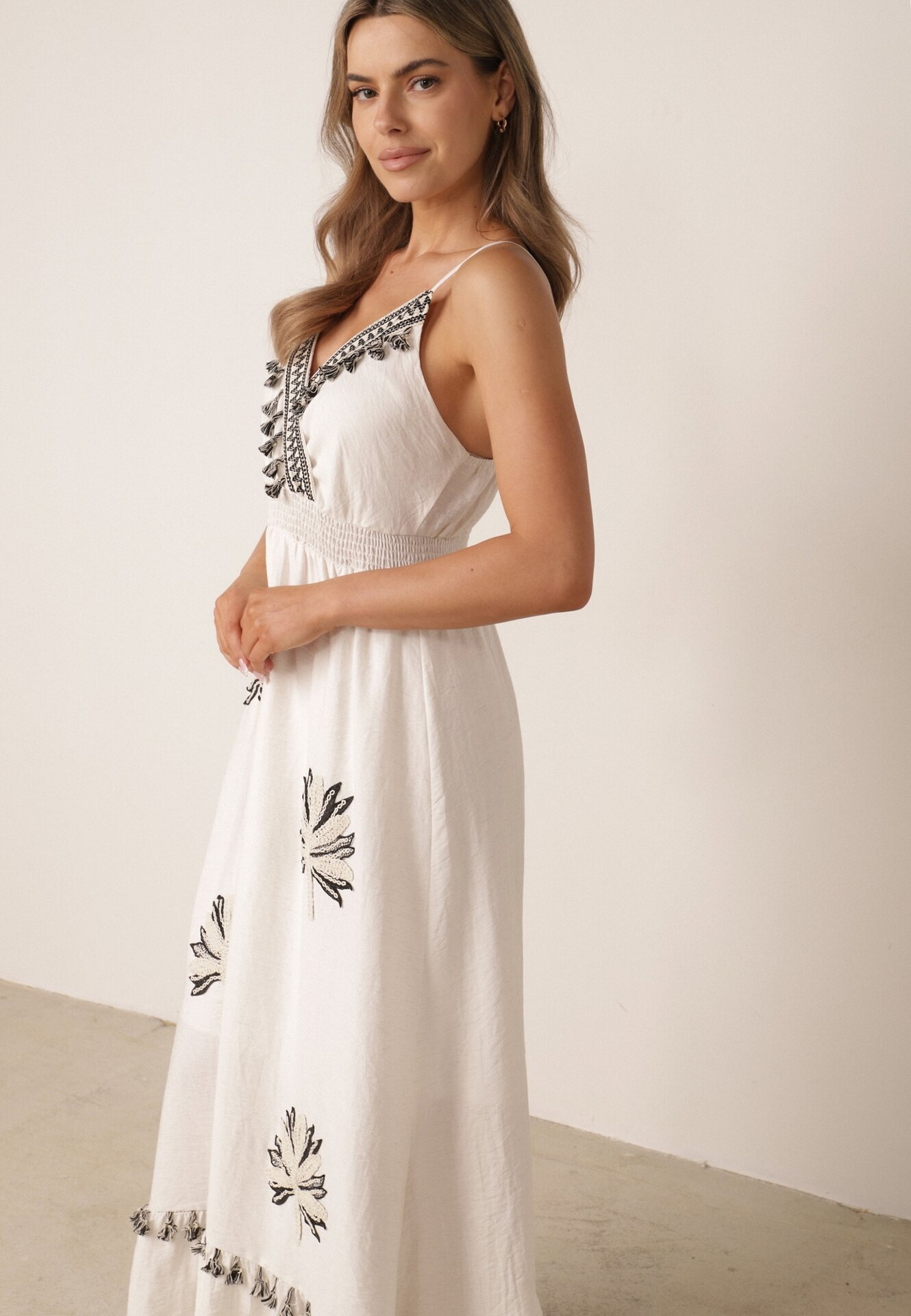 j&x Rochie evazată din amestec de in cu bretele decorată cu ciucuri Nellerin Albă