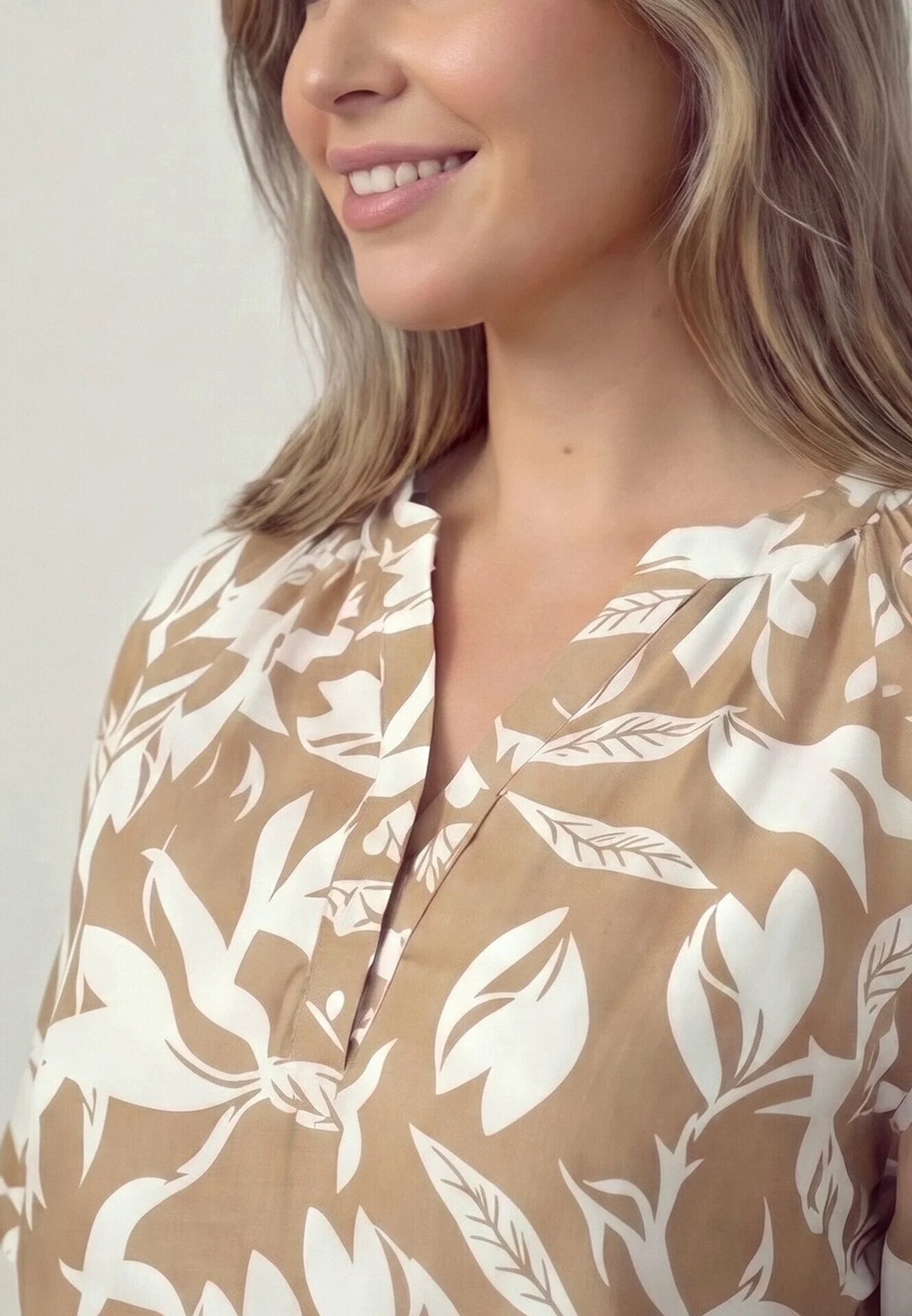 j&x Rochie tip cutie din vâscoză cu imprimeu vegetal și nasturi la decolteu Acosia Bej deschis