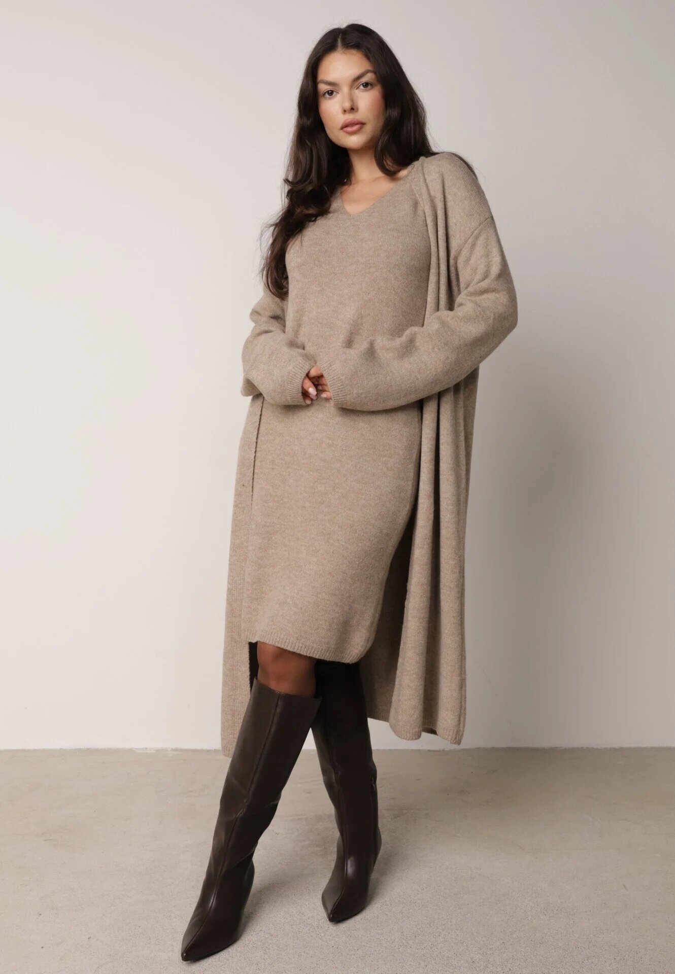 j&x Set din tricot cu bumbac și lână: cardigan și rochie dreaptă cu decolteu în V Ubroa Bej Bej