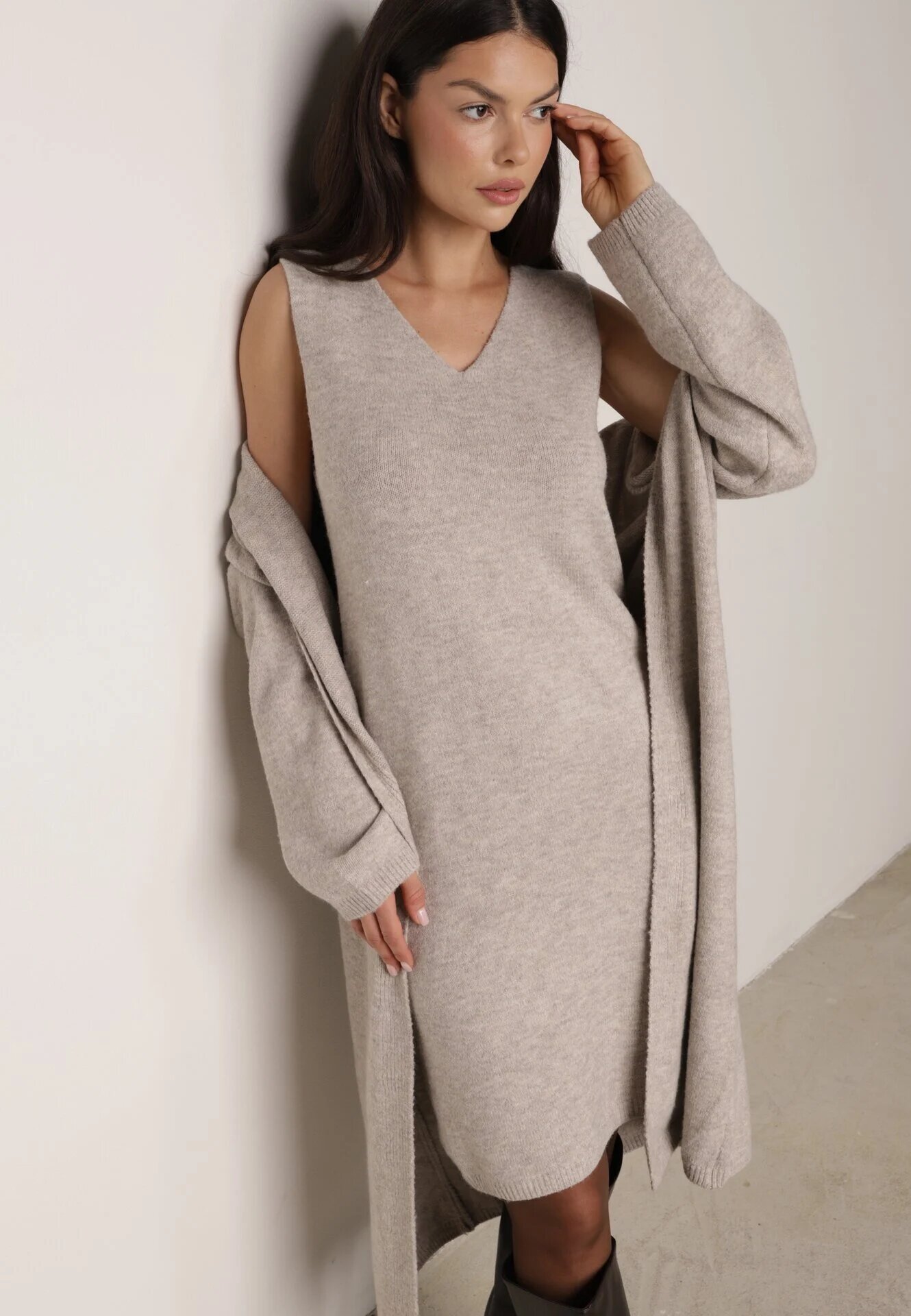 j&x Set din tricot cu bumbac și lână: cardigan și rochie dreaptă cu decolteu în V Ubroa Bej Bej deschis