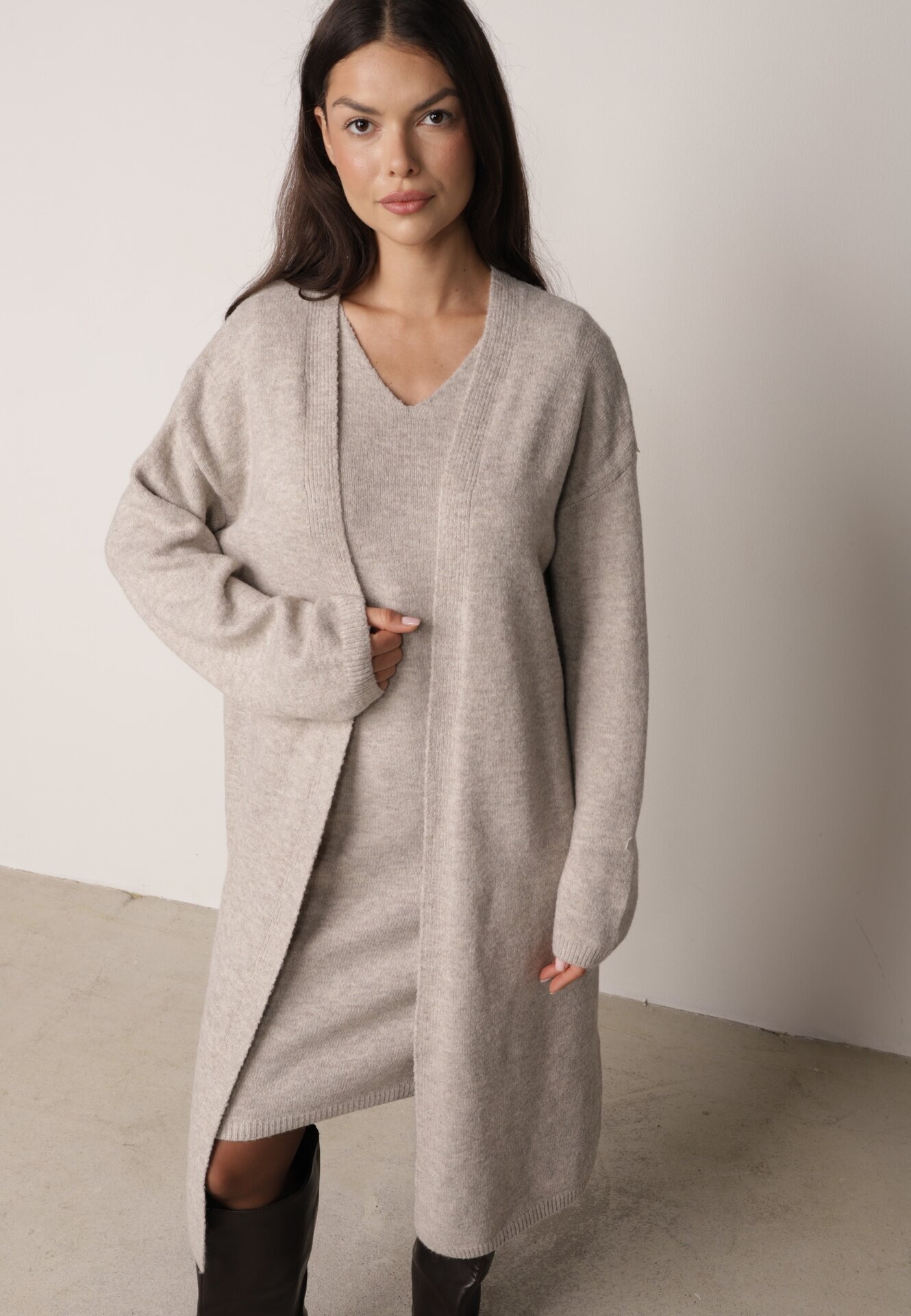 j&x Set din tricot cu bumbac și lână: cardigan și rochie dreaptă cu decolteu în V Ubroa Bej Bej deschis