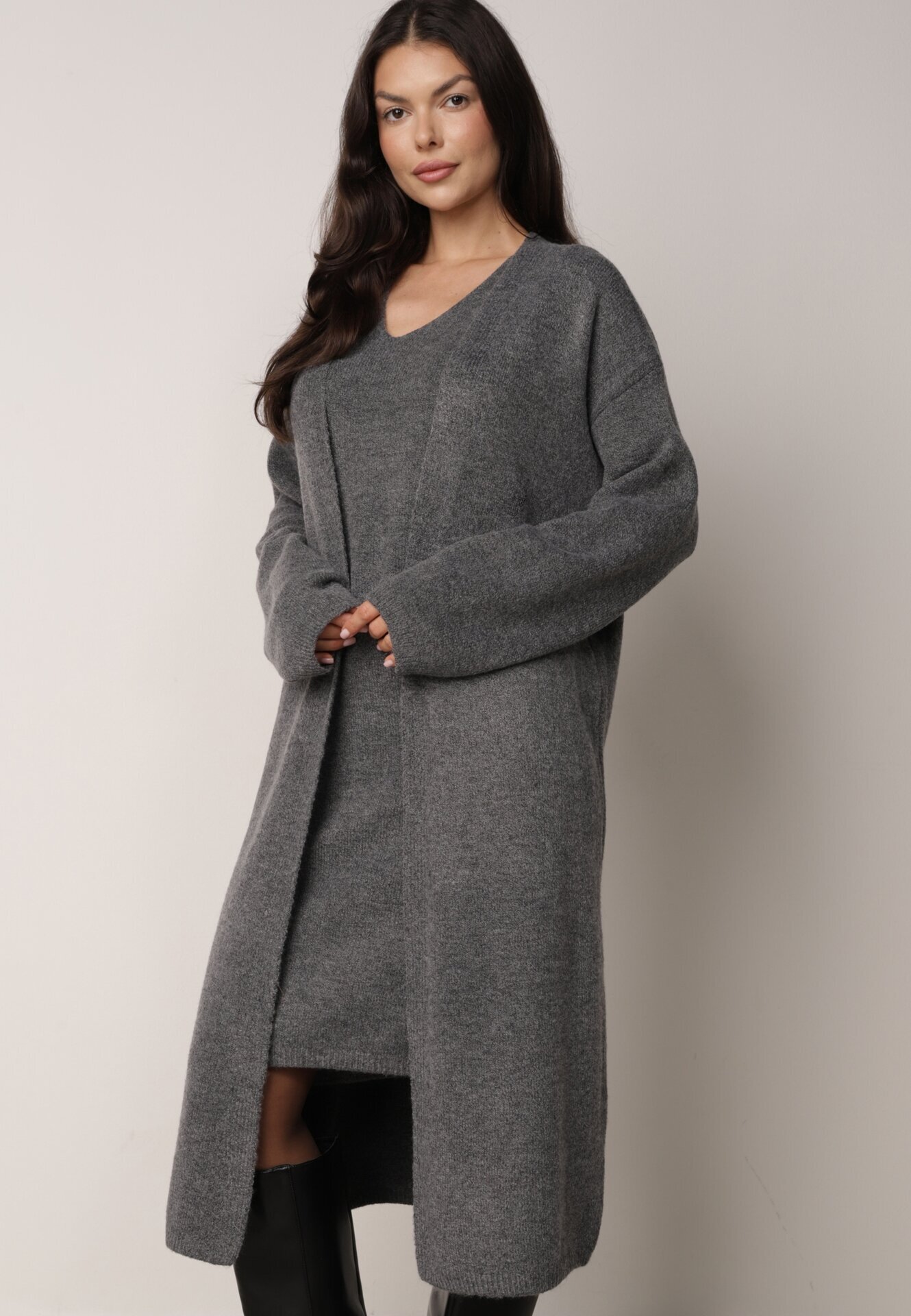j&x Set din tricot cu bumbac și lână: cardigan și rochie dreaptă cu decolteu în V Ubroa Bej Gri