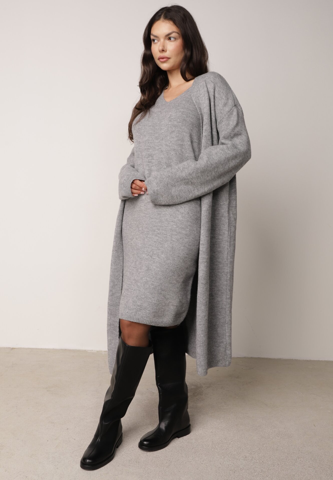 j&x Set din tricot cu bumbac și lână: cardigan și rochie dreaptă cu decolteu în V Ubroa Bej Gri deschis