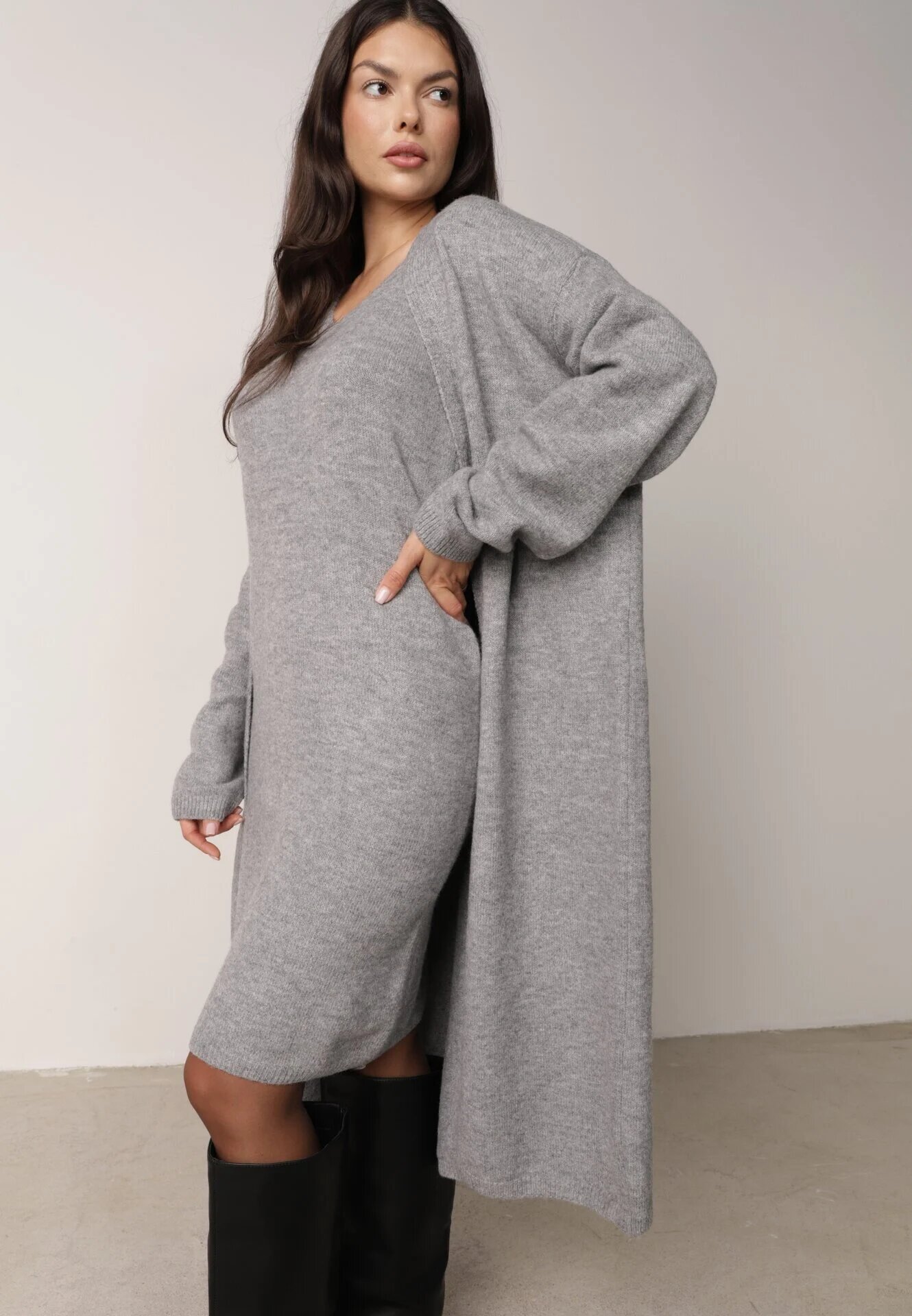 j&x Set din tricot cu bumbac și lână: cardigan și rochie dreaptă cu decolteu în V Ubroa Bej Gri deschis
