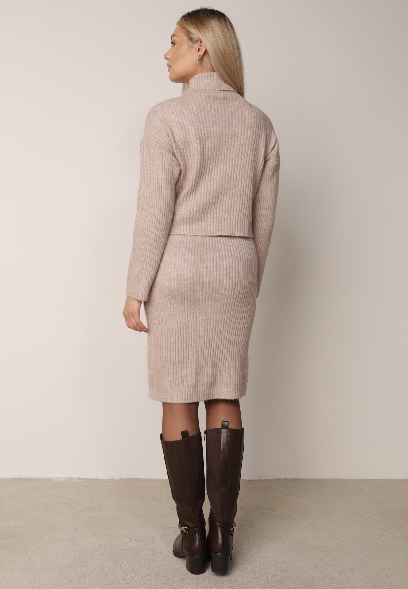 j&x Set din tricot cu dungi bumbac și lână asortat: rochie și cu guler înalt Miorra Bej închis